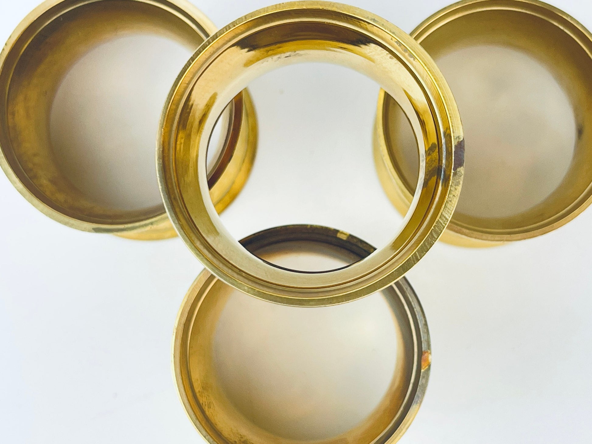 Product image for 'vintage hammered brass hourglass shaped napkin ring holders set of four 4 attractive aged metal patina' (view 20fd82)