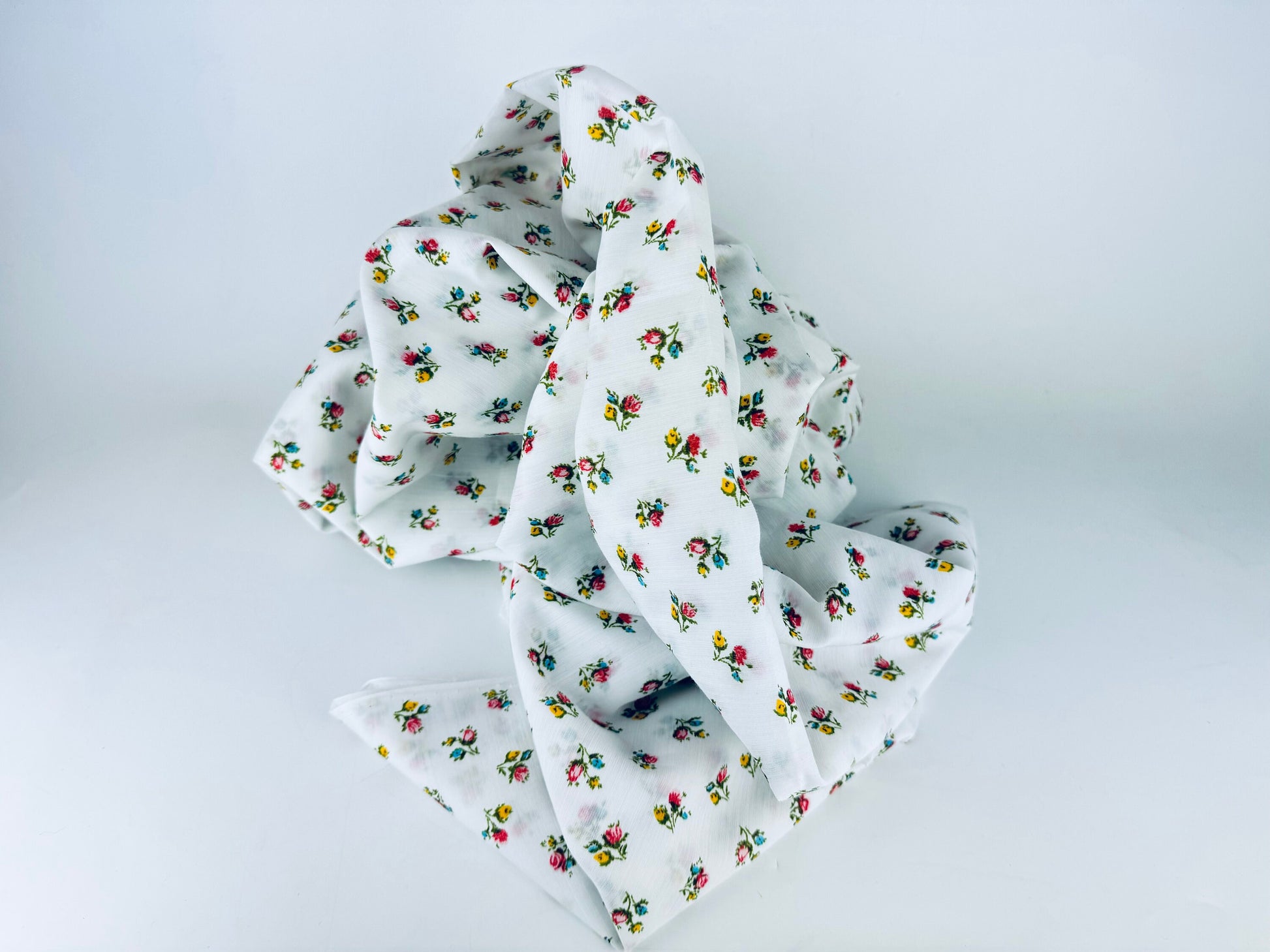 Product image for 'vintage floral bouquet print semi sheer polyester fabric material 45 x 106' (view 806825)