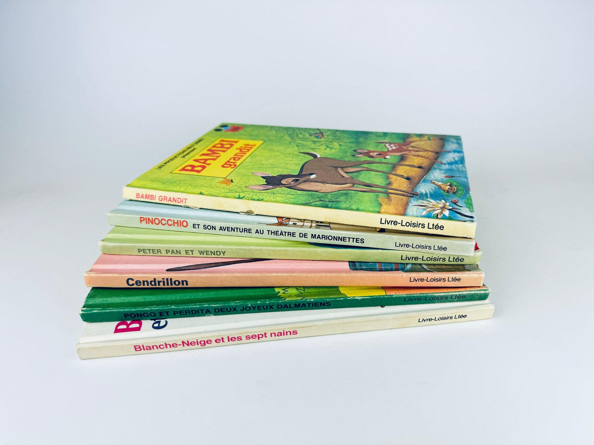 Product image for 'vintage francais walt disney livres pour enfants a couverture rigide vendus separement 1' (view 236906)