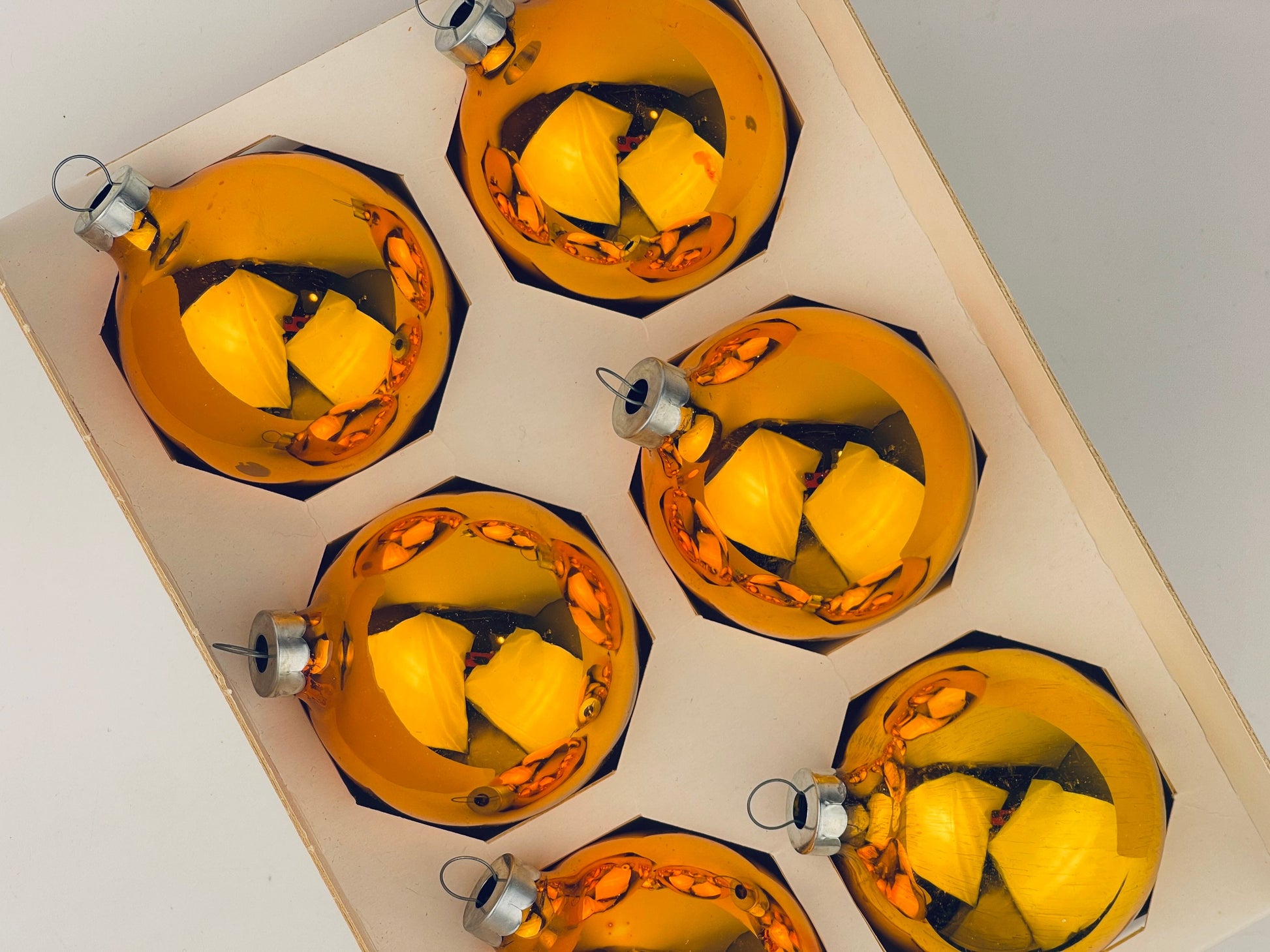 Product image for 'vintage gold mirror glass christmas tree ornaments set of six 6 made in canada by doubl glo noma' (view 6c1f20)
