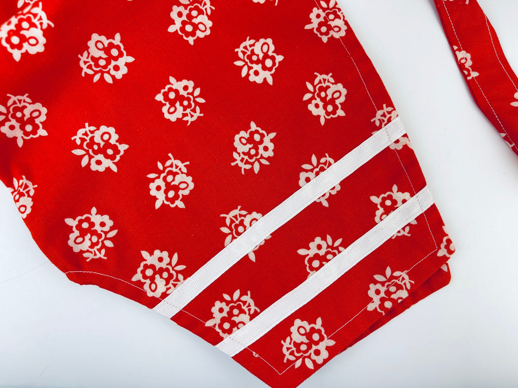 Product image for 'vintage red white floral pantaloon pleated pocket waist apron handmade' (view e46bd8)