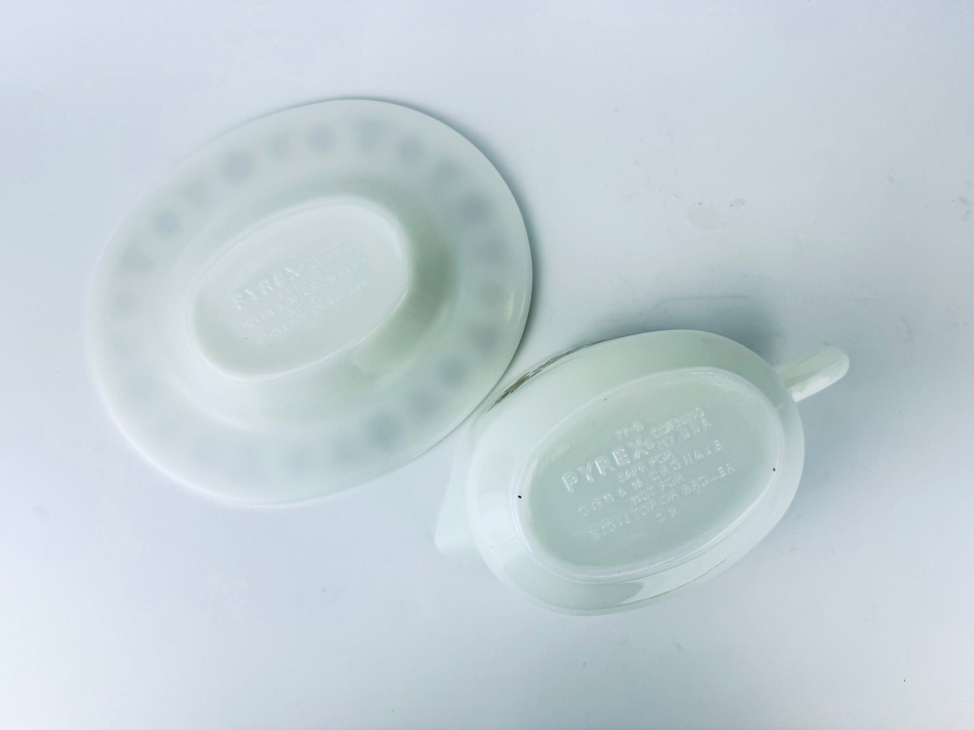 Product image for 'vintage pyrex butterfly gold pattern gravy boat sauce dispenser 77 b u gregory mirow design' (view b31b2b)