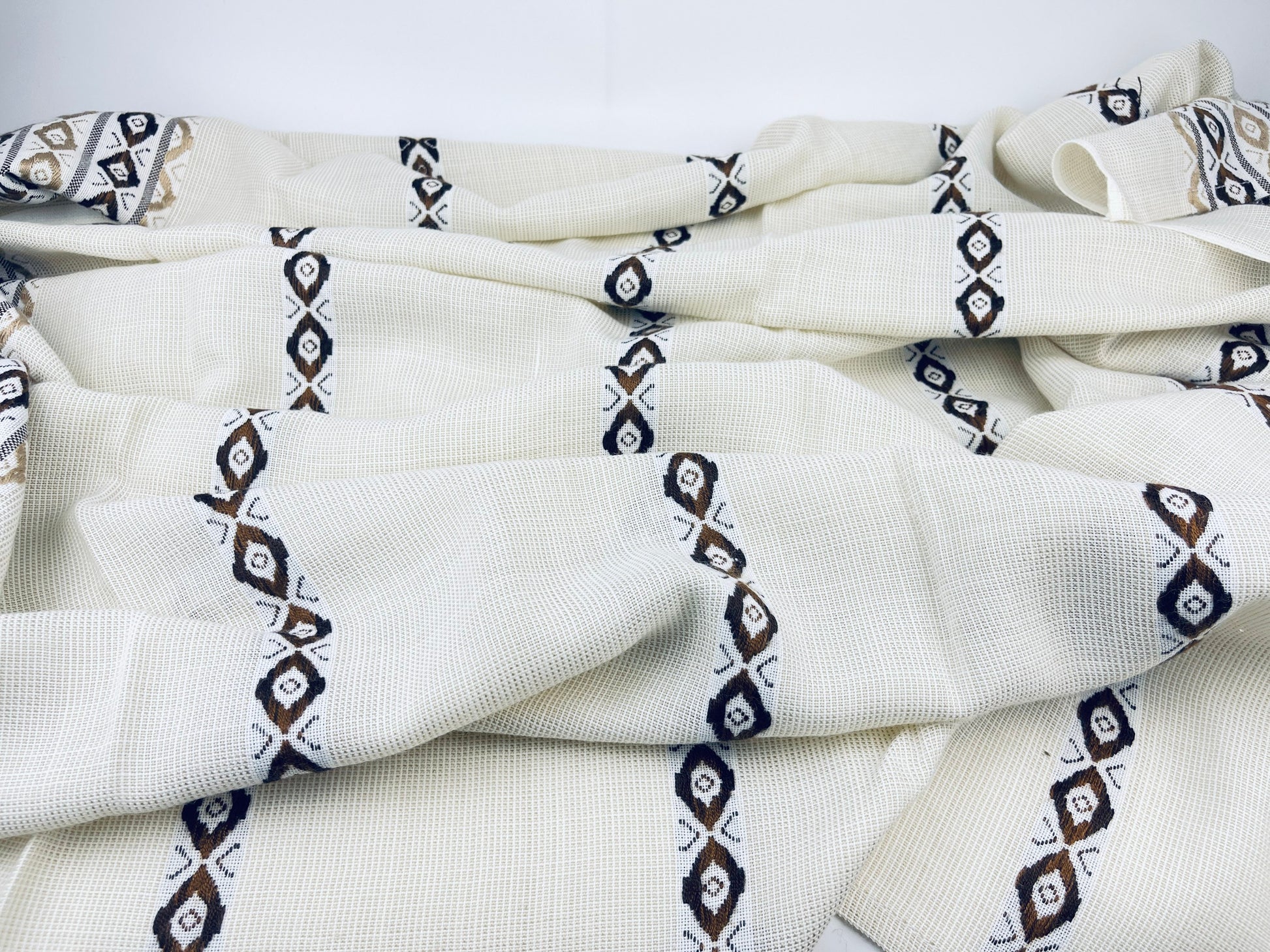 Product image for 'vintage beige acrylic embroidered table cloth geometric pattern 49 x 59' (view 15f2f8)