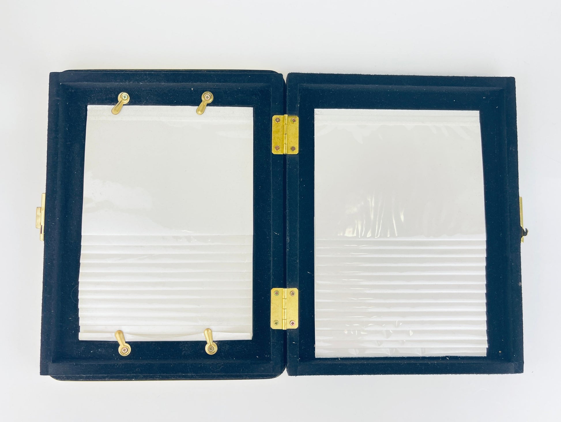 Product image for 'vintage brass tabletop picture album frame made in korea' (view 97a900)
