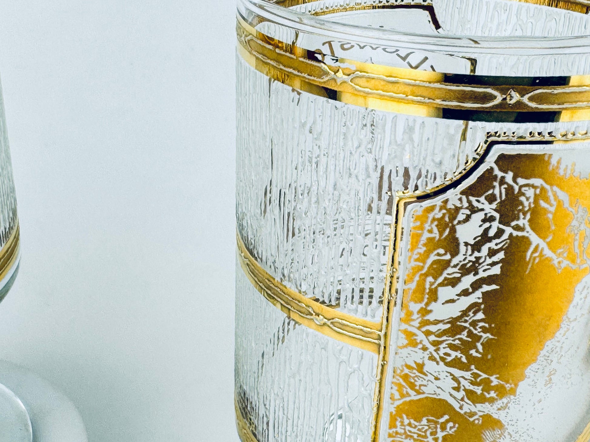 Product image for 'vintage culver tyrol 22 kt gold yellowstone national park souvenir pedestal glasses set of two 2' (view af68f2)