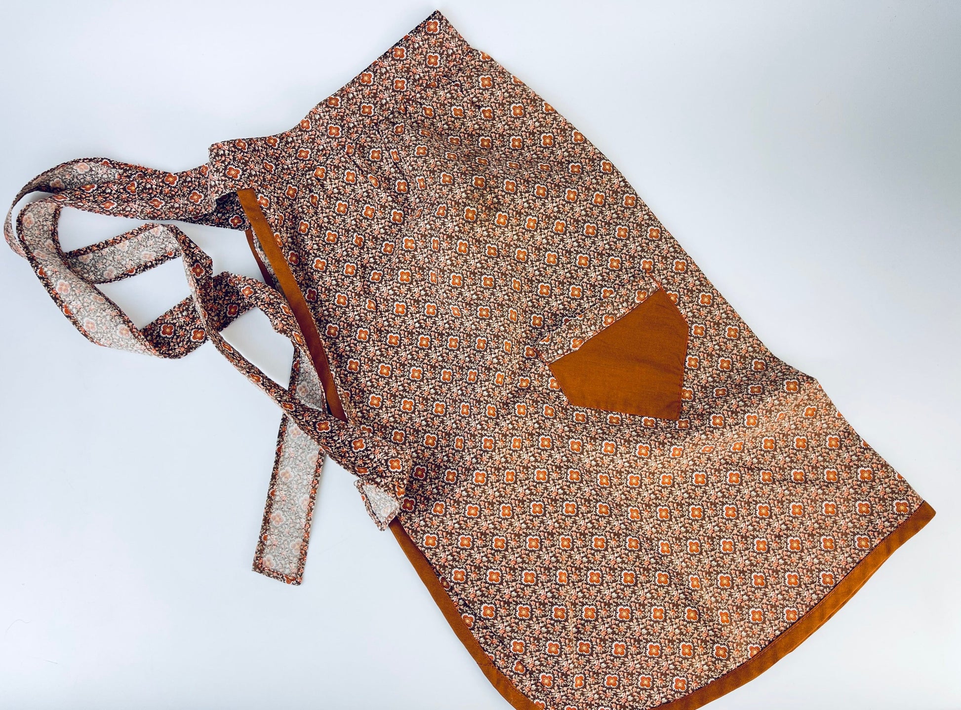 Product image for 'vintage brown pink floral pocketed waist apron' (view 2b7394)