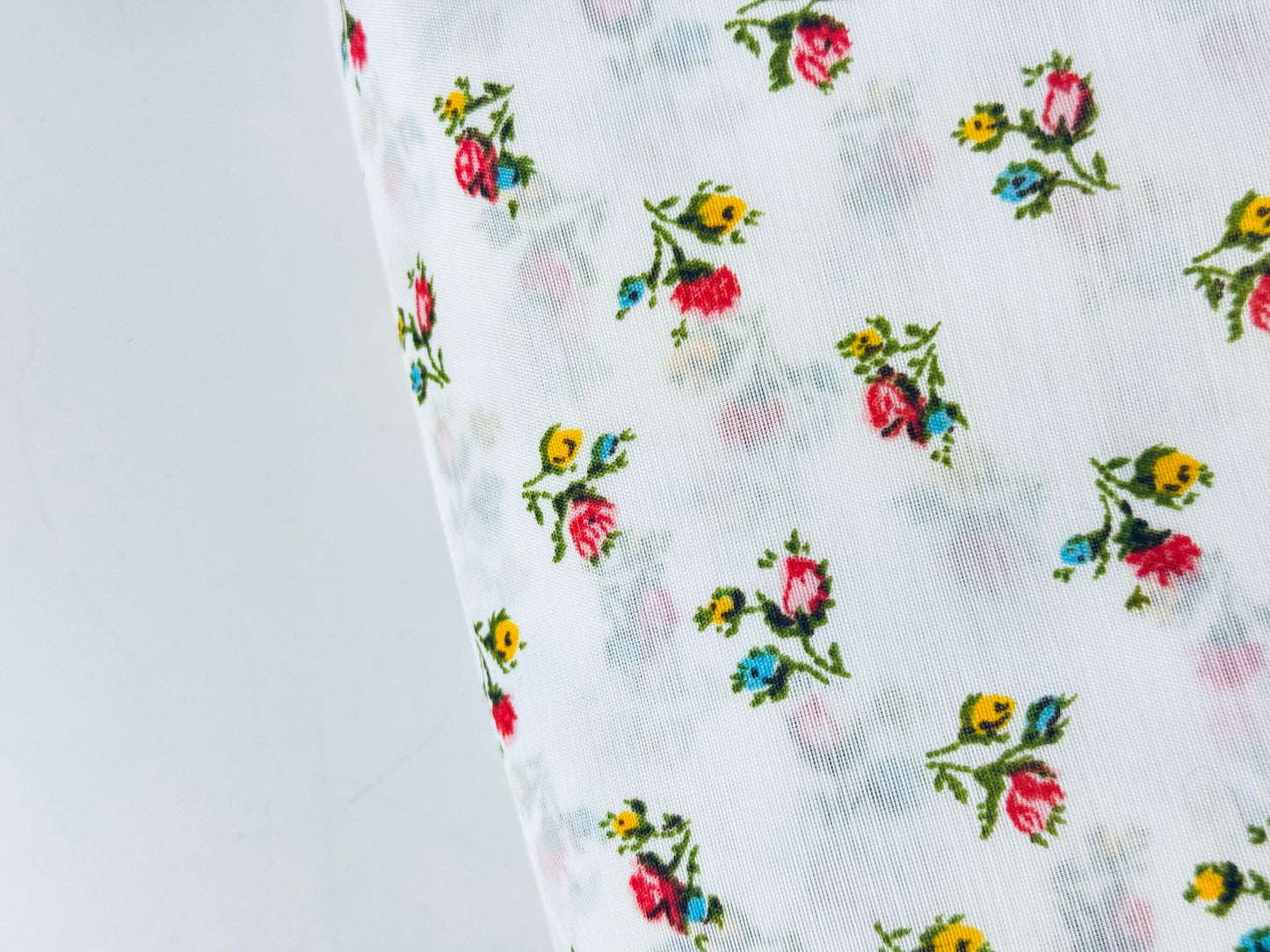 Product image for 'vintage floral bouquet print semi sheer polyester fabric material 45 x 106' (view aff592)