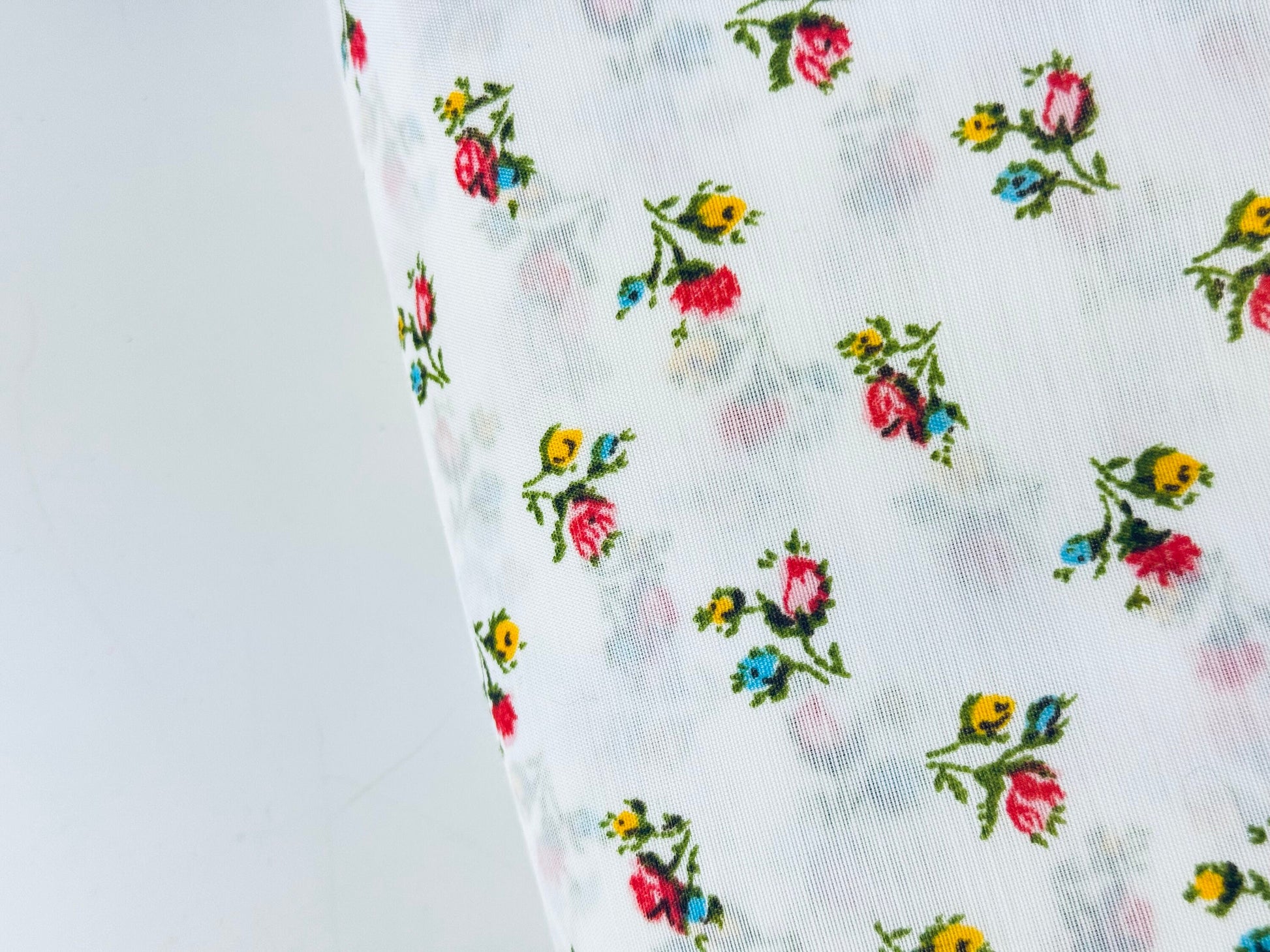 Product image for 'vintage floral bouquet print semi sheer polyester fabric material 45 x 106' (view aff592)