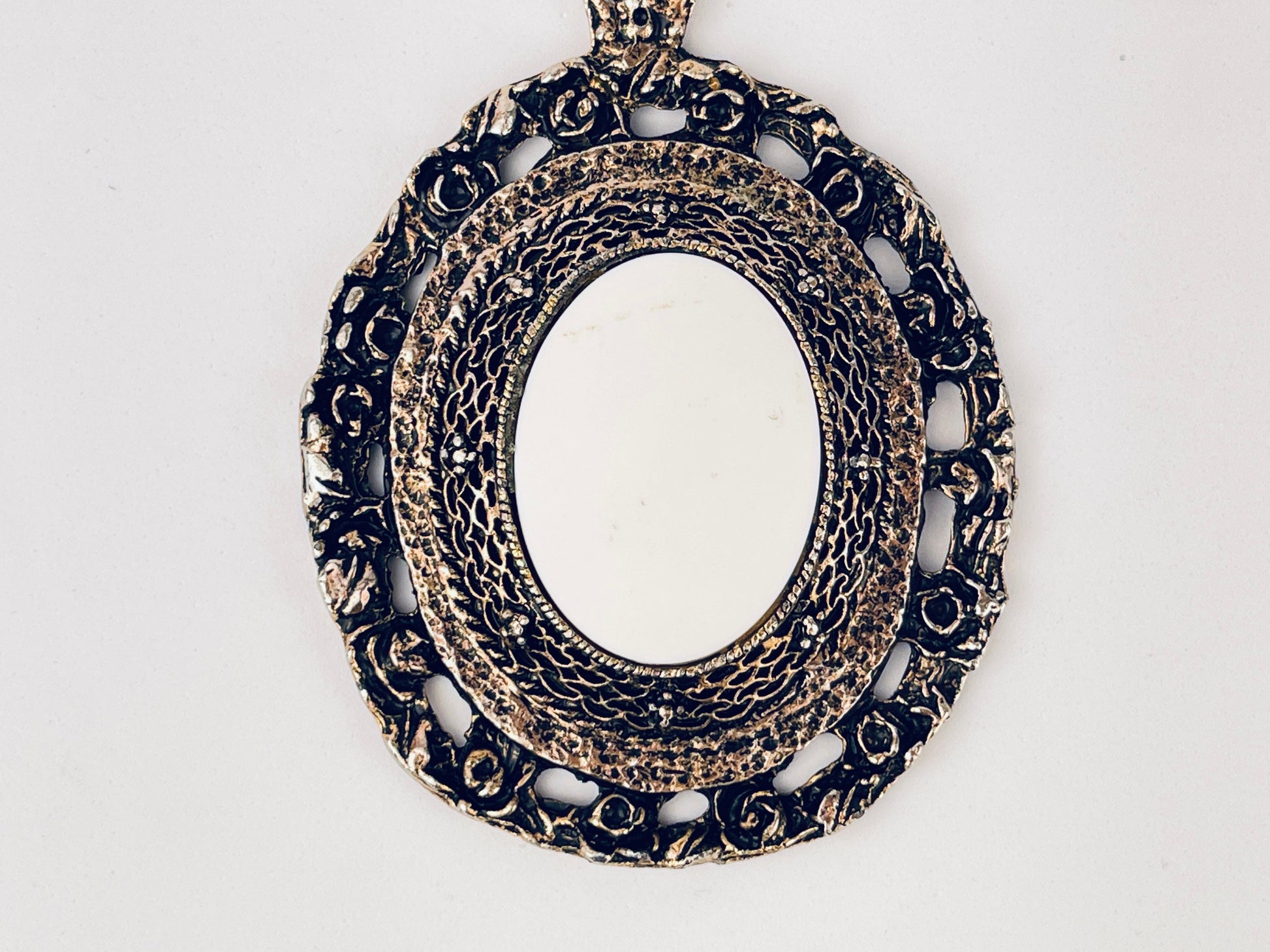 Product image for 'vintage ornate 24 kt gold plated cameo filigree oval brass metal frame wall mountable' (view 45d902)
