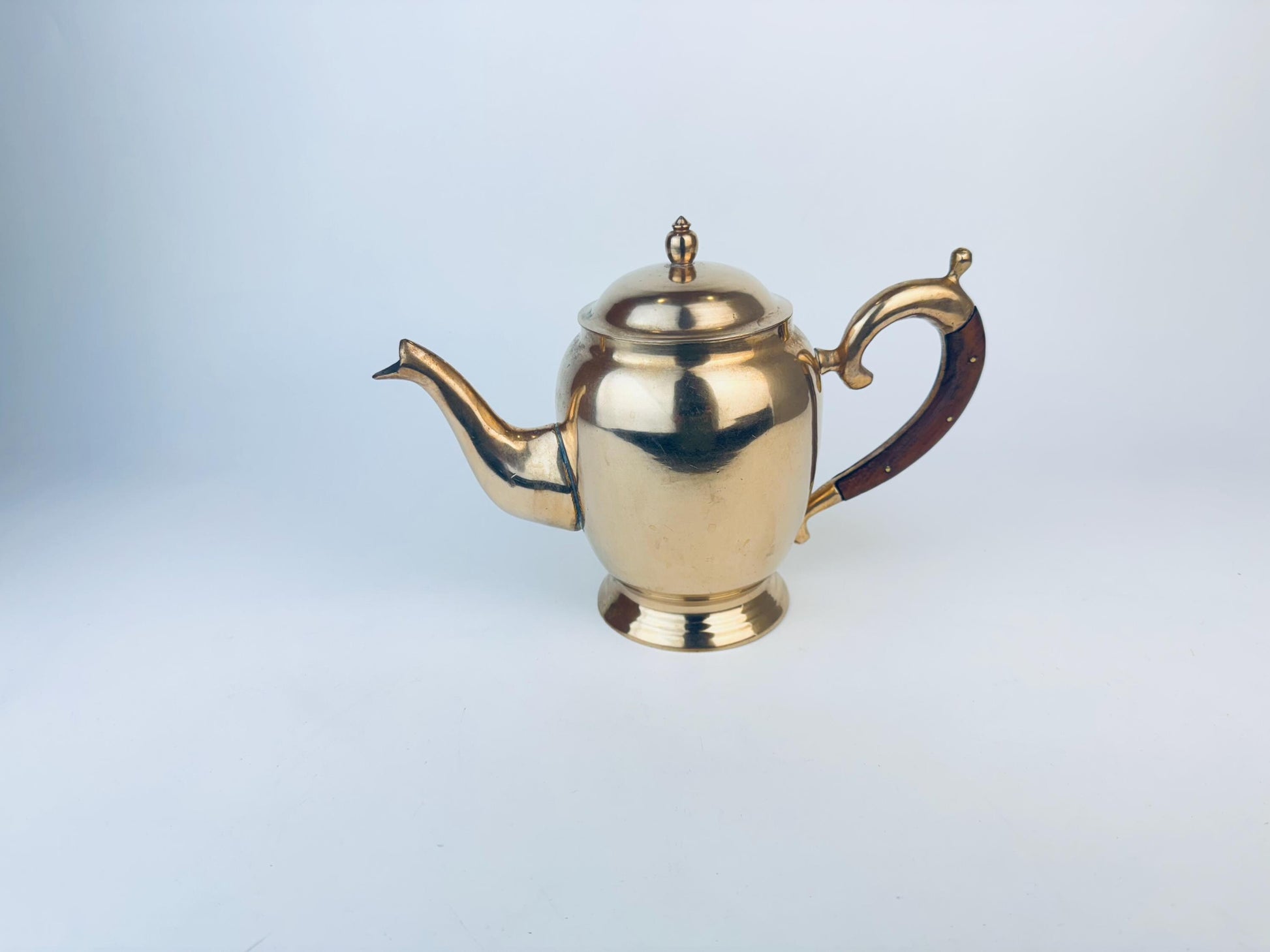 Product image for 'vintage solid brass wood handle teapot kettle' (view 4bea88)