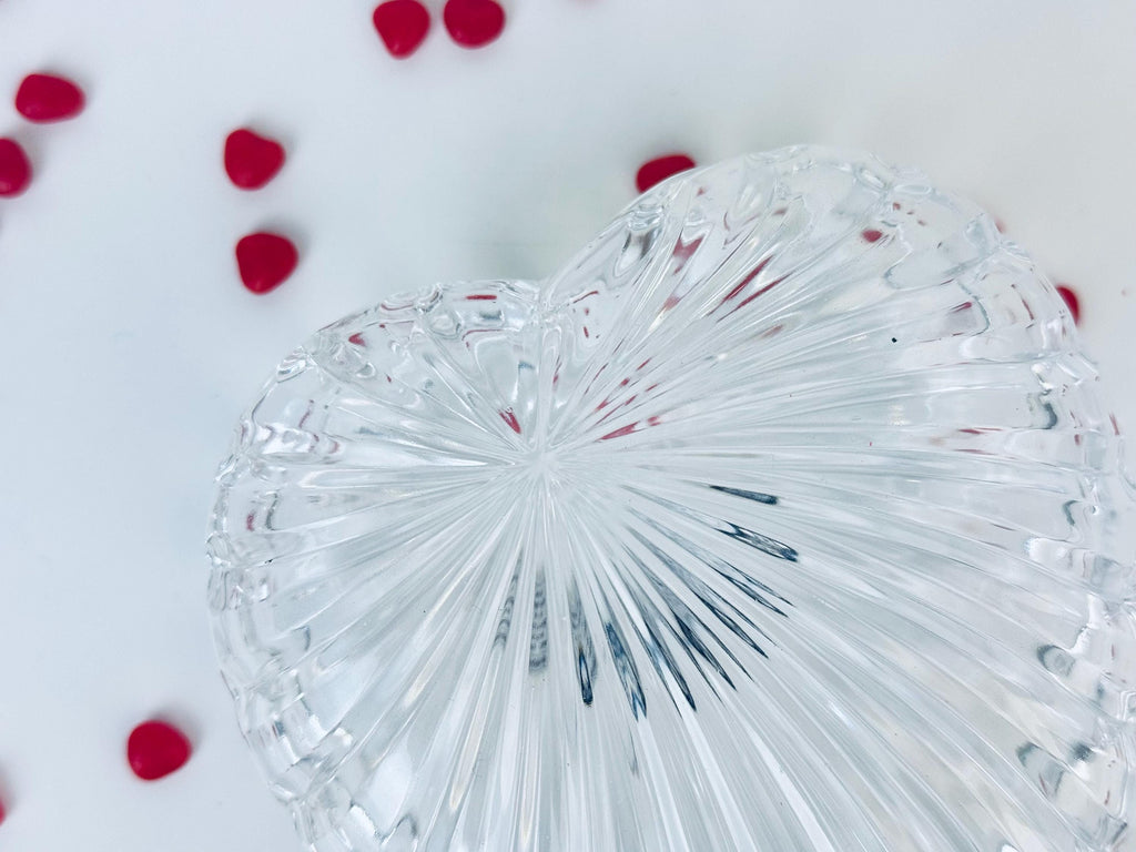Product image for 'vintage heart shaped ribbon hi tone crystal glass ring dish trinket jar made in korea' (view 26b1c9)
