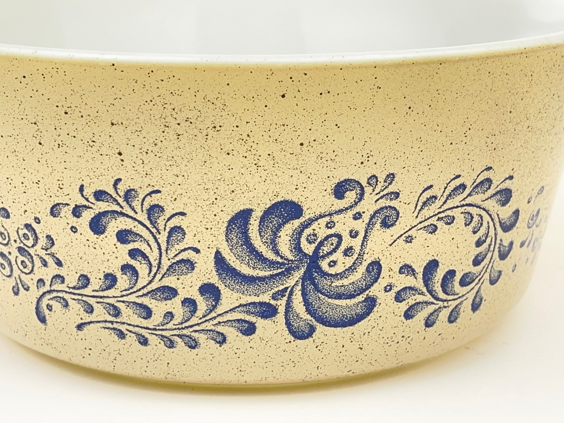 Product image for 'vintage homestead pyrex casserole dish 475 b' (view ebc029)