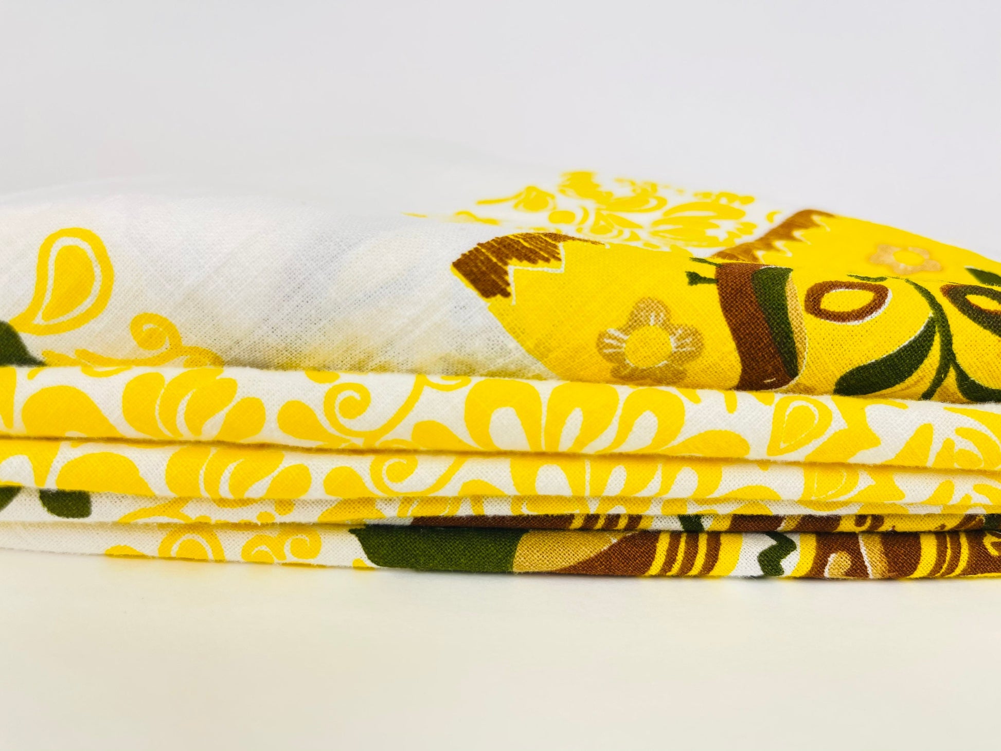 Product image for 'vintage 1950s mid century modern bright kitchen scene square tablecloth' (view 1d6f83)
