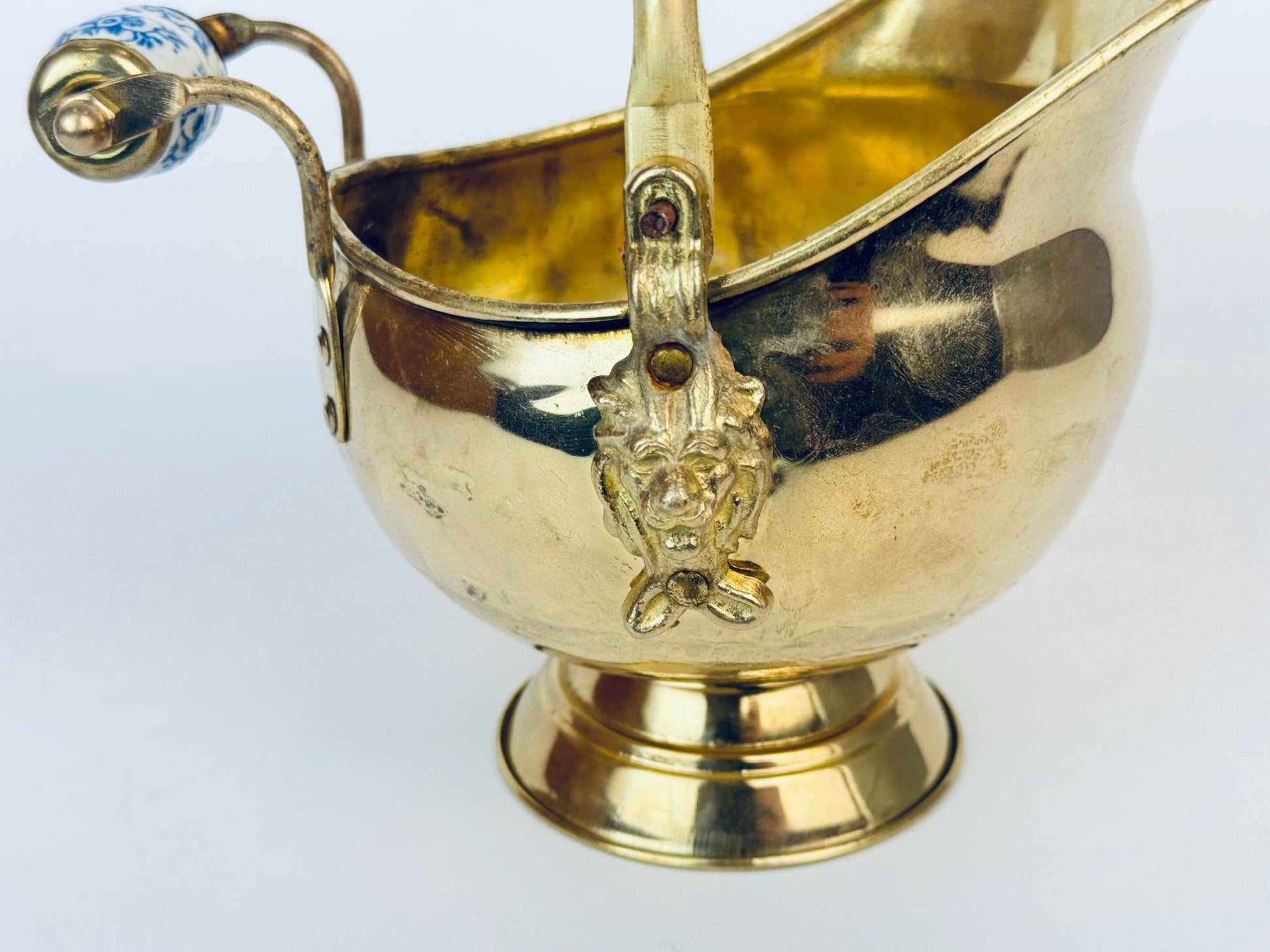 Product image for 'vintage brass lion head coal scuttle bucket elegant fireplace accent' (view 2efba5)