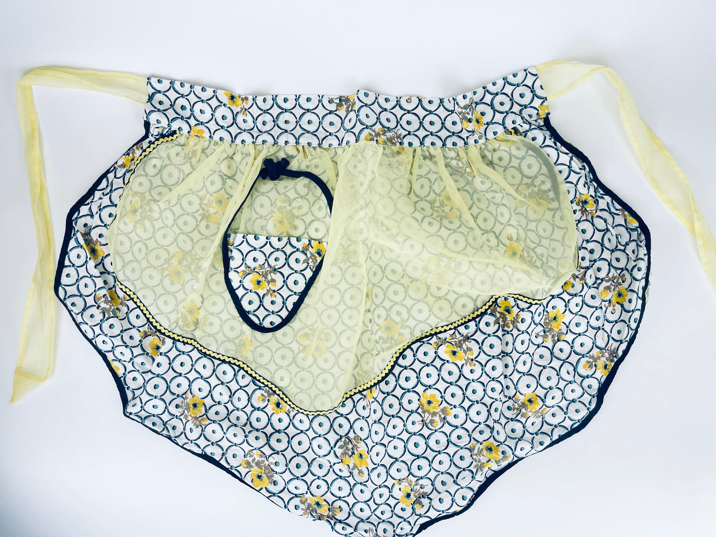 Product image for 'vintage semi sheer yellow floral geometric circle eyelet pocket waist apron scalloped front' (view 004752)