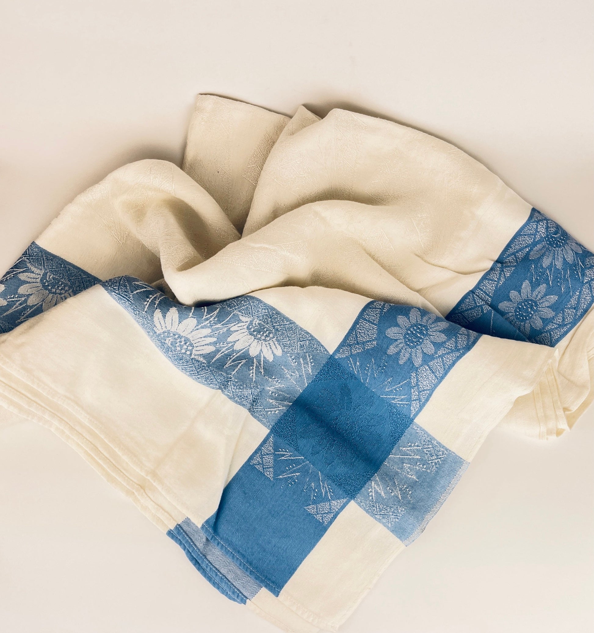 Product image for 'vintage blue daisy white floral square tablecloth' (view fcb5dd)