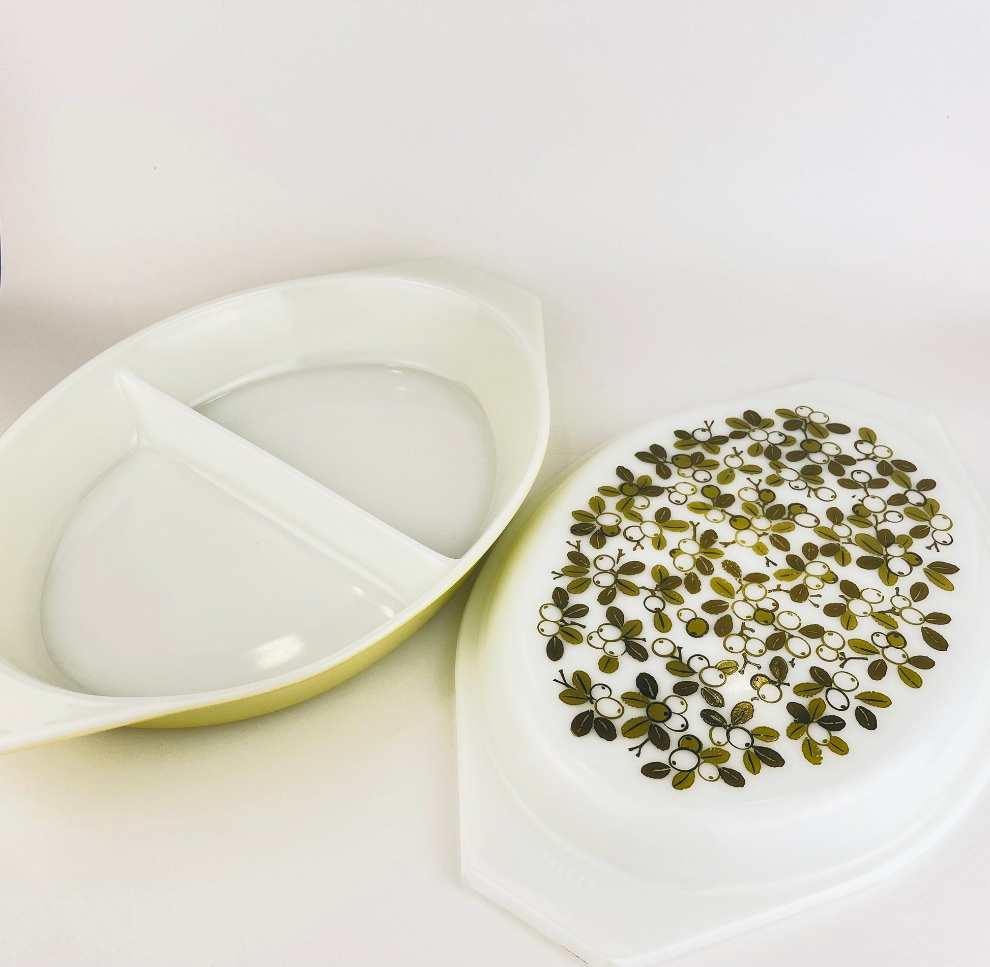 Product image for 'vintage verde pyrex divided casserole dish 1 1 2 qt green olive branch pattern' (view fc4e05)