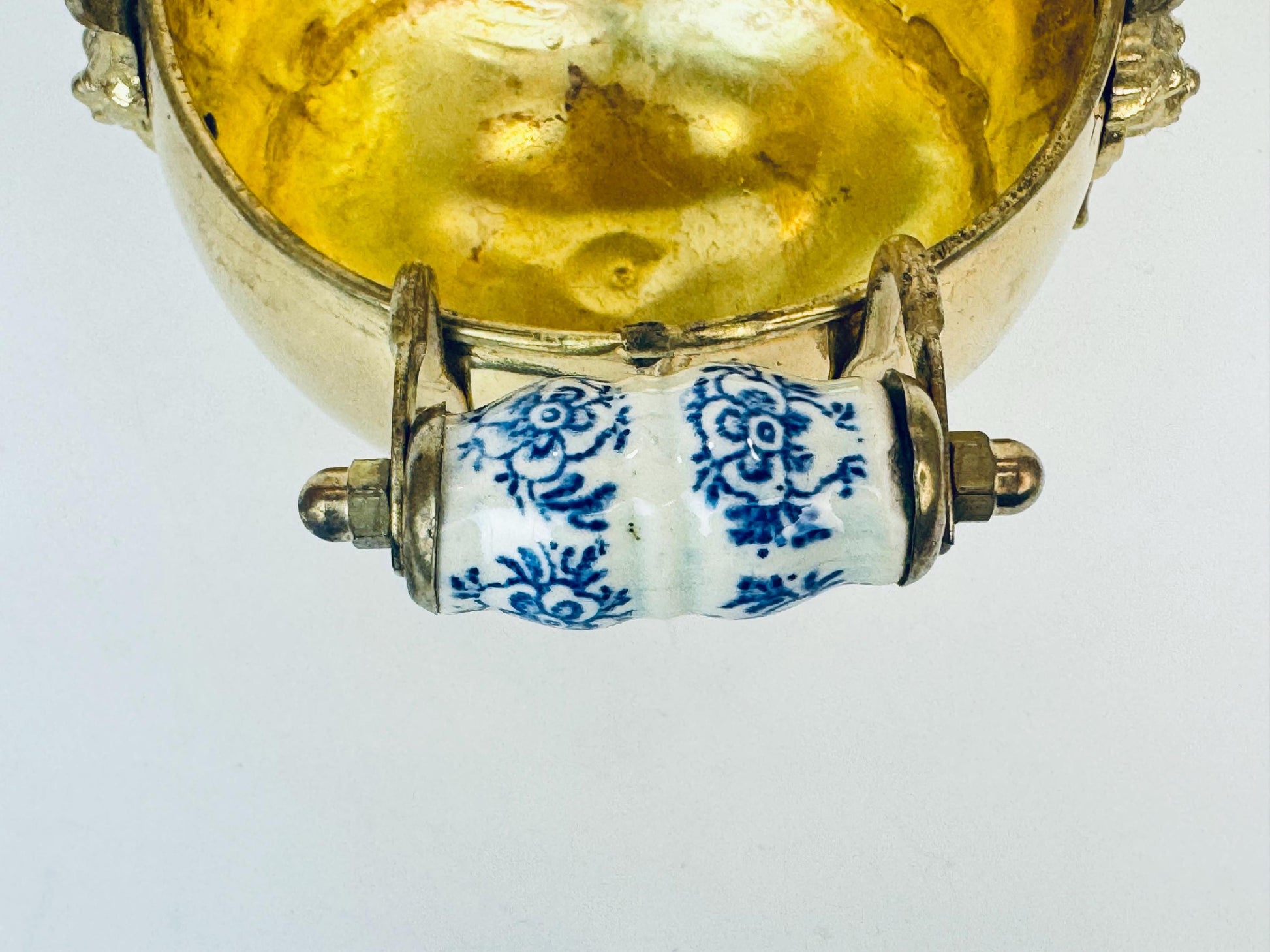 Product image for 'vintage brass lion head coal scuttle bucket elegant fireplace accent' (view f6e41a)