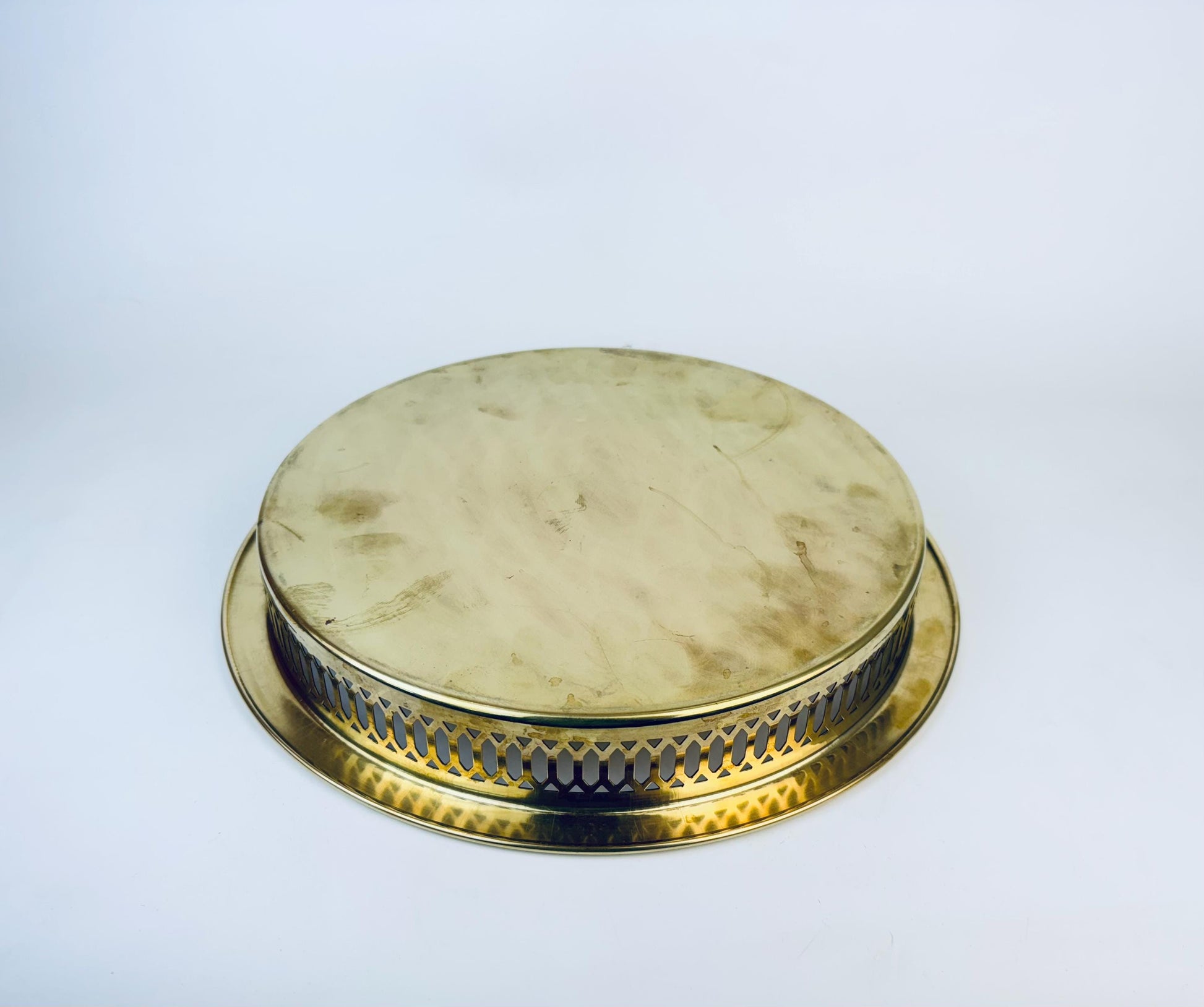Product image for 'vintage brass reticulated tray 12 round hollywood regency elegance' (view a46c9e)