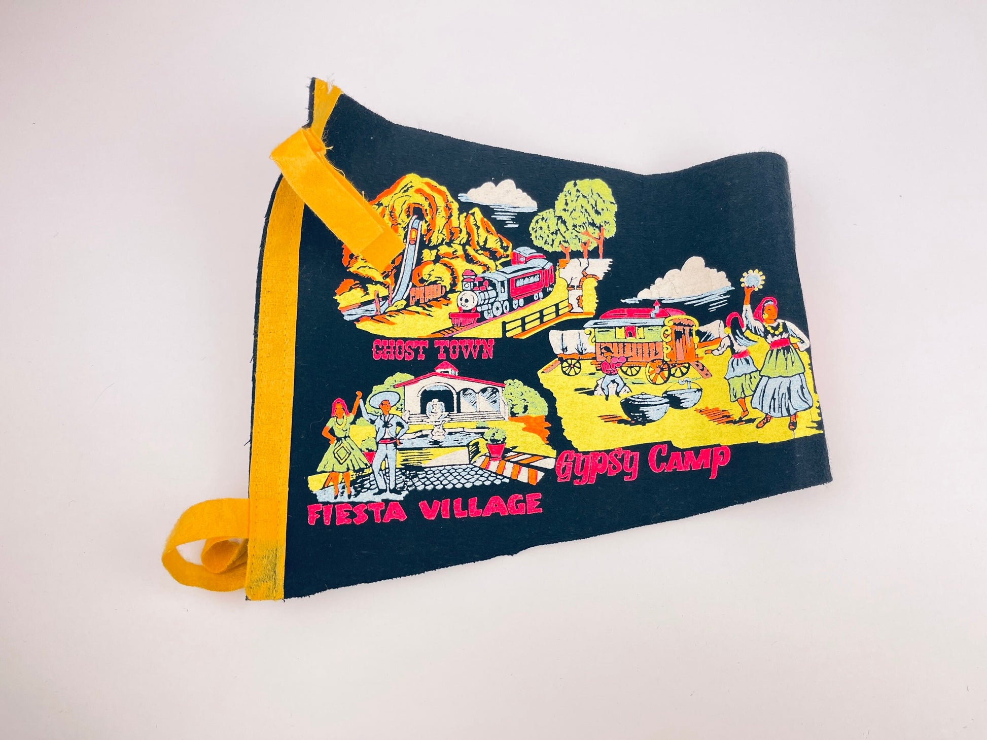 Product image for 'vintage knotts berry farm tapered pennant wall hanging' (view ed2427)