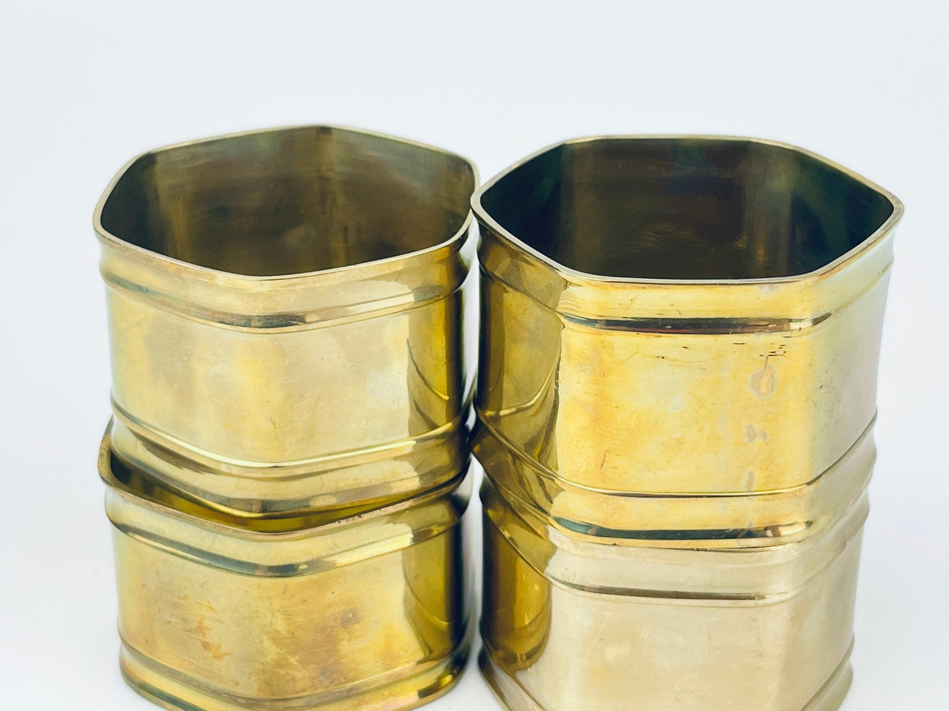 Product image for 'vintage geometric hexagon brass napkin ring holders set of four 4 attractive aged patina' (view e21550)