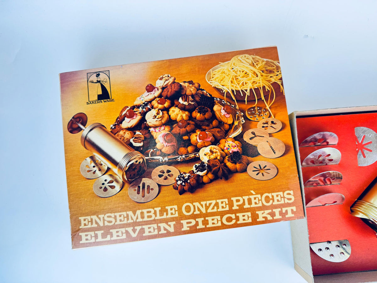 Product image for 'vintage bakersware cookie noodle maker eleven piece kit' (view 86a469)