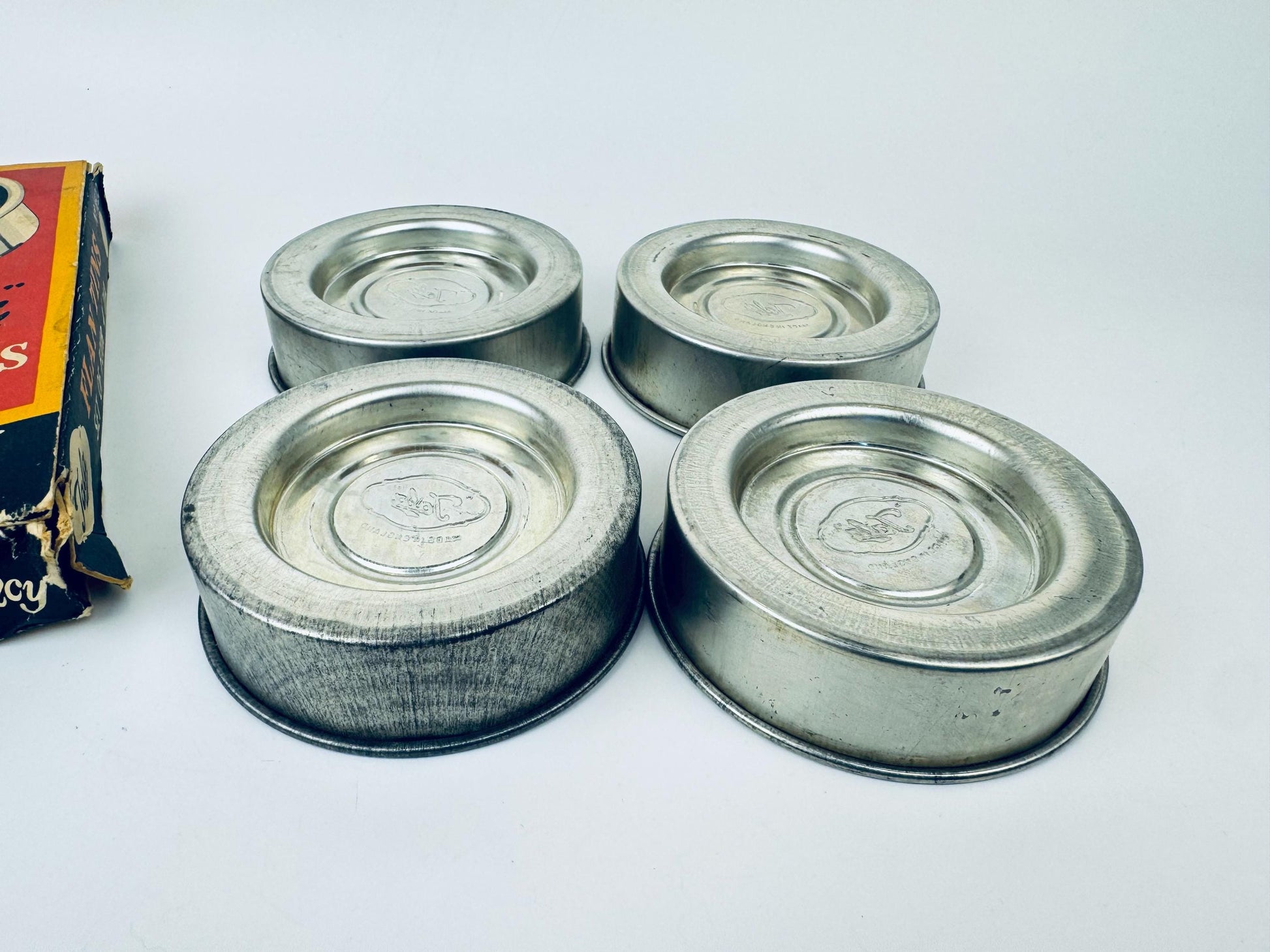 Product image for 'vintage 1950s tala flan tins set of four made in england' (view 4a72d8)