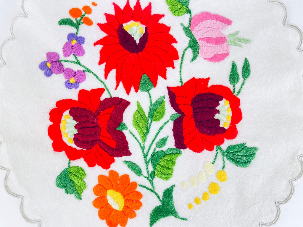 Product image for 'vintage circular scalloped edge folks floral pattern table linen doily' (view b3420a)