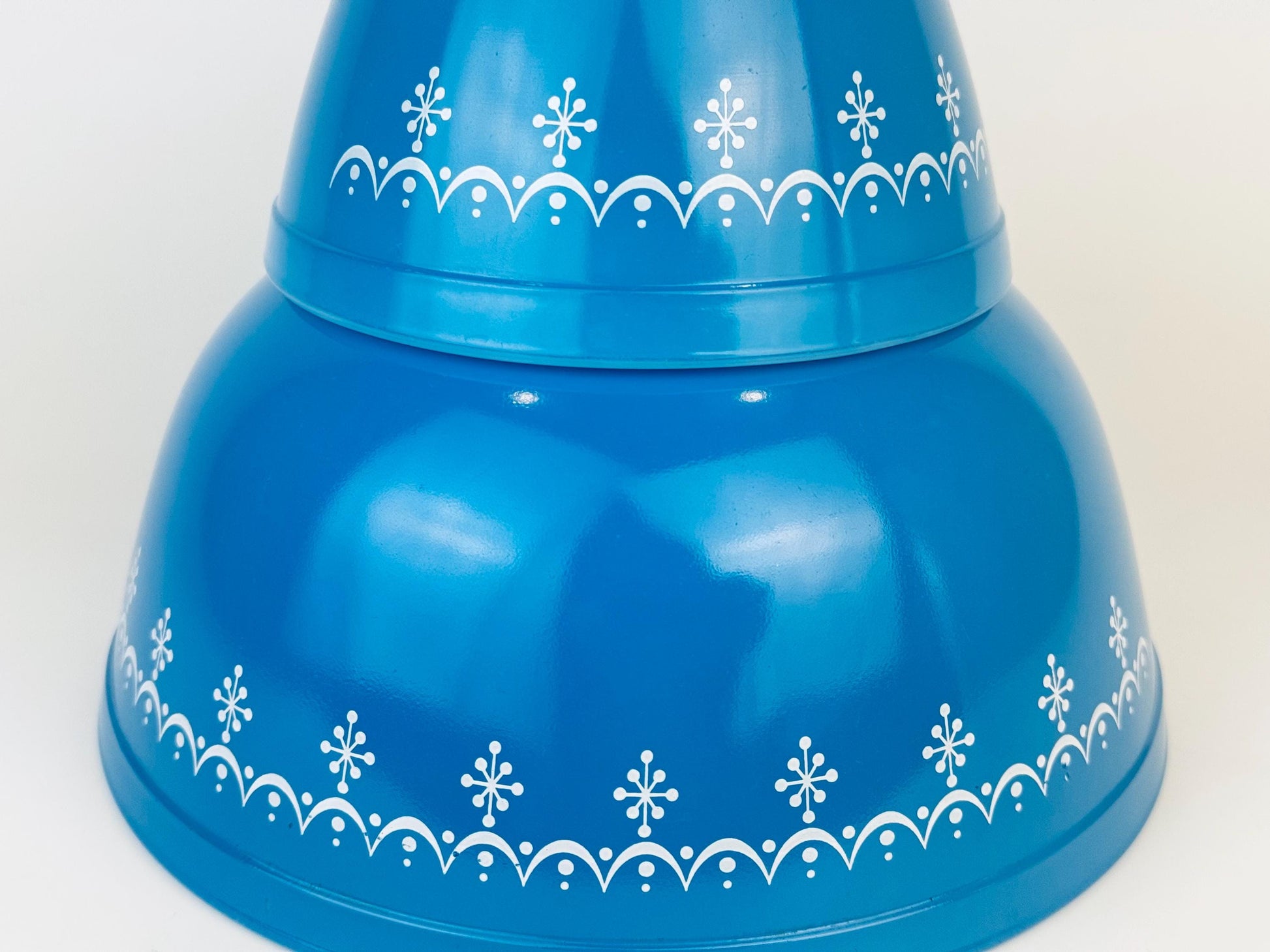 Product image for 'vintage snowflake blue garland pyrex glass mixing bowls sold separately' (view f6ed4a)
