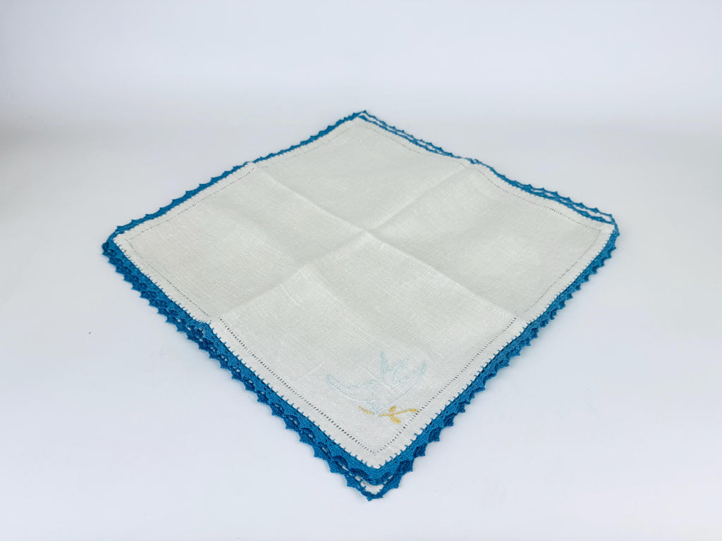 Product image for 'vintage 1940s embroidered linen napkins beige blue lace edge bird motif set of 4 table linens' (view e3bced)