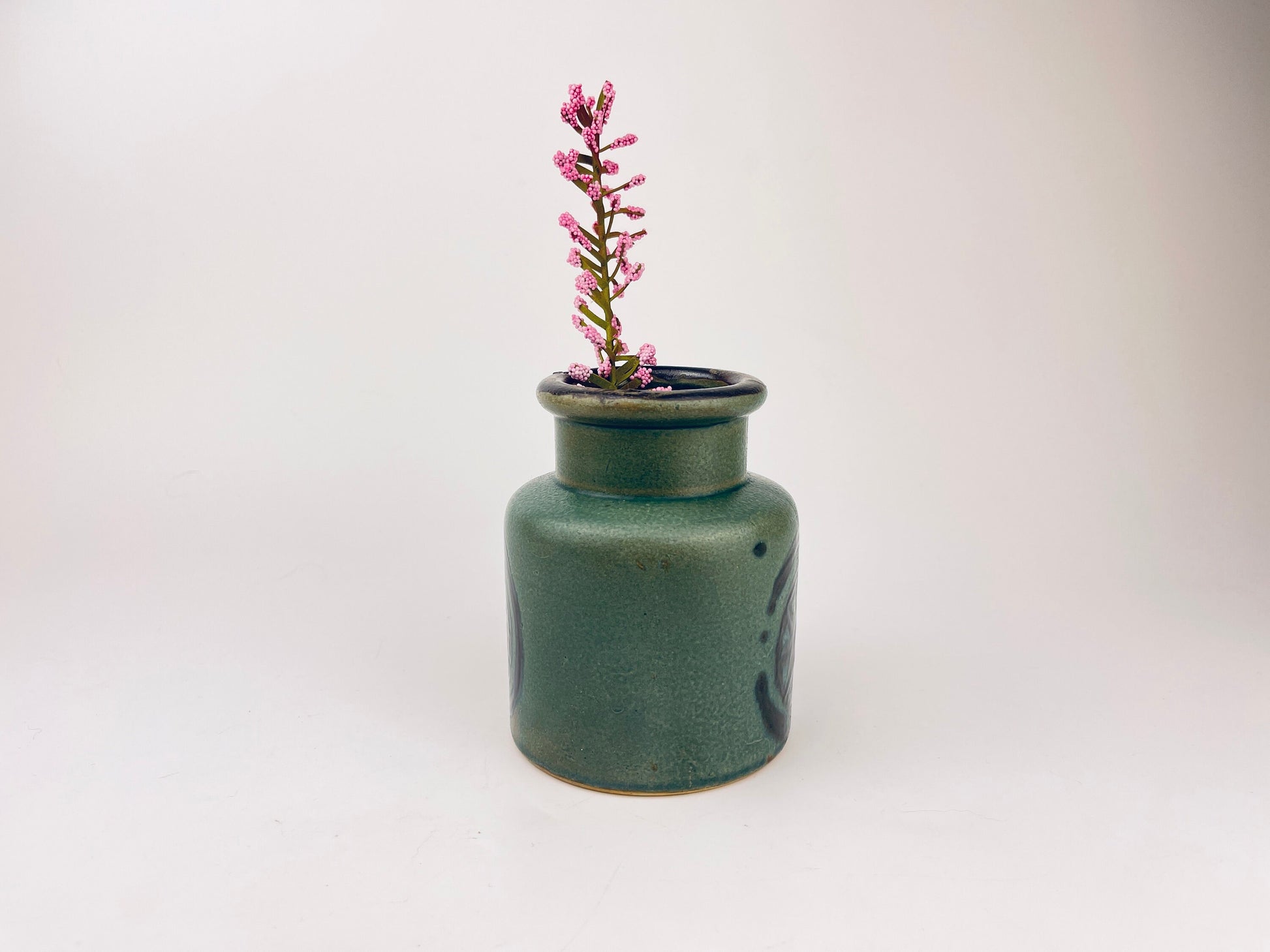 Product image for 'vintage hand painted mcm green geometric star bud vase made in japan' (view aa335f)