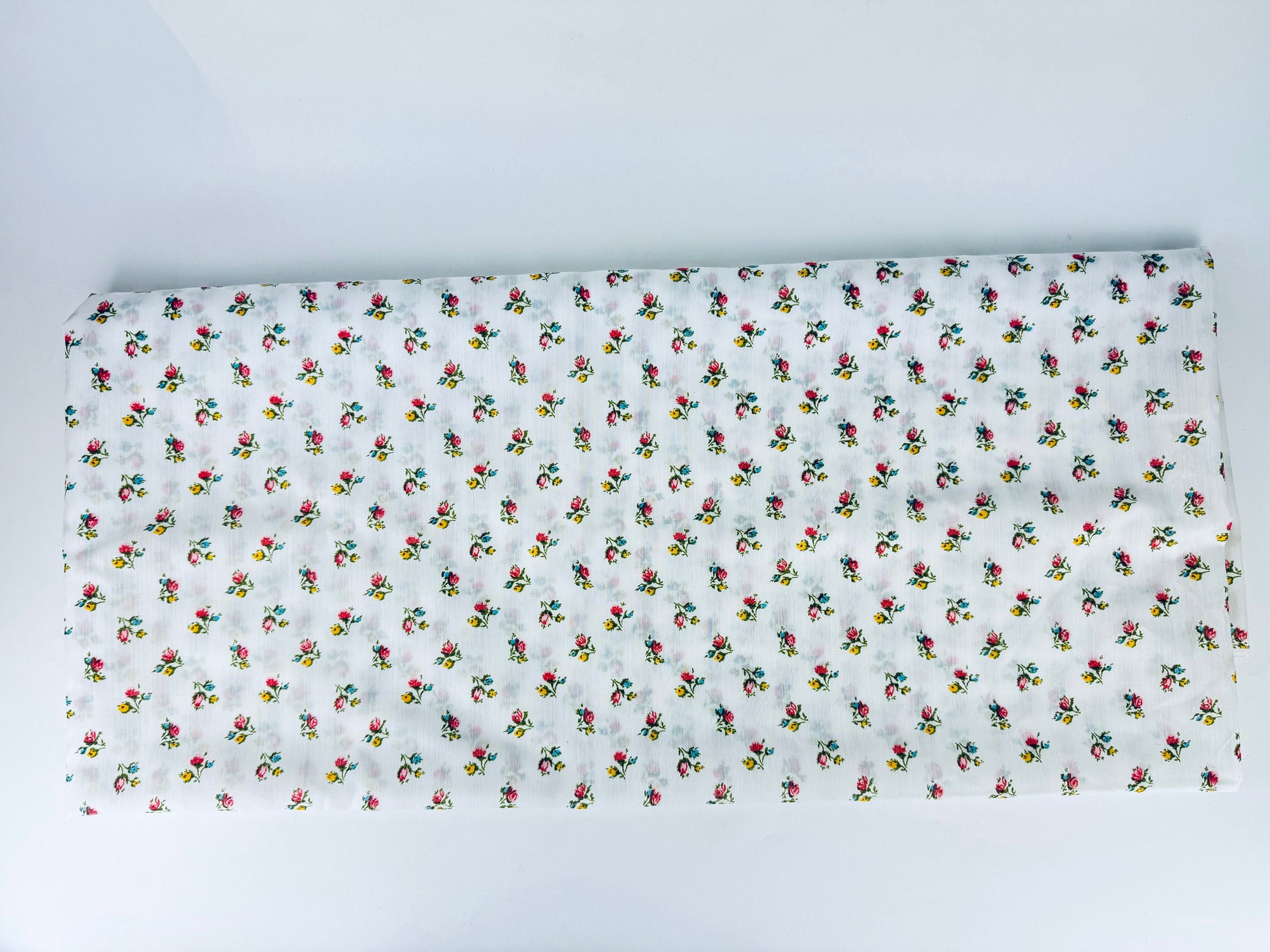 Product image for 'vintage floral bouquet print semi sheer polyester fabric material 45 x 106' (view 5990f9)