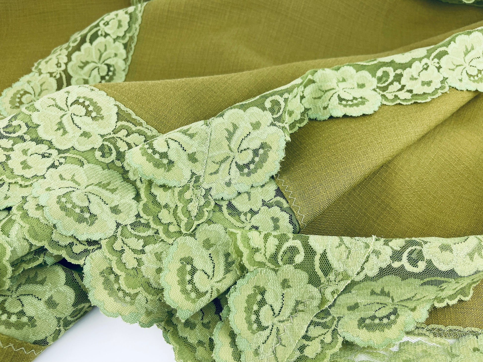 Product image for 'vintage olive green lace edge table cloth 51 x 67' (view d18033)