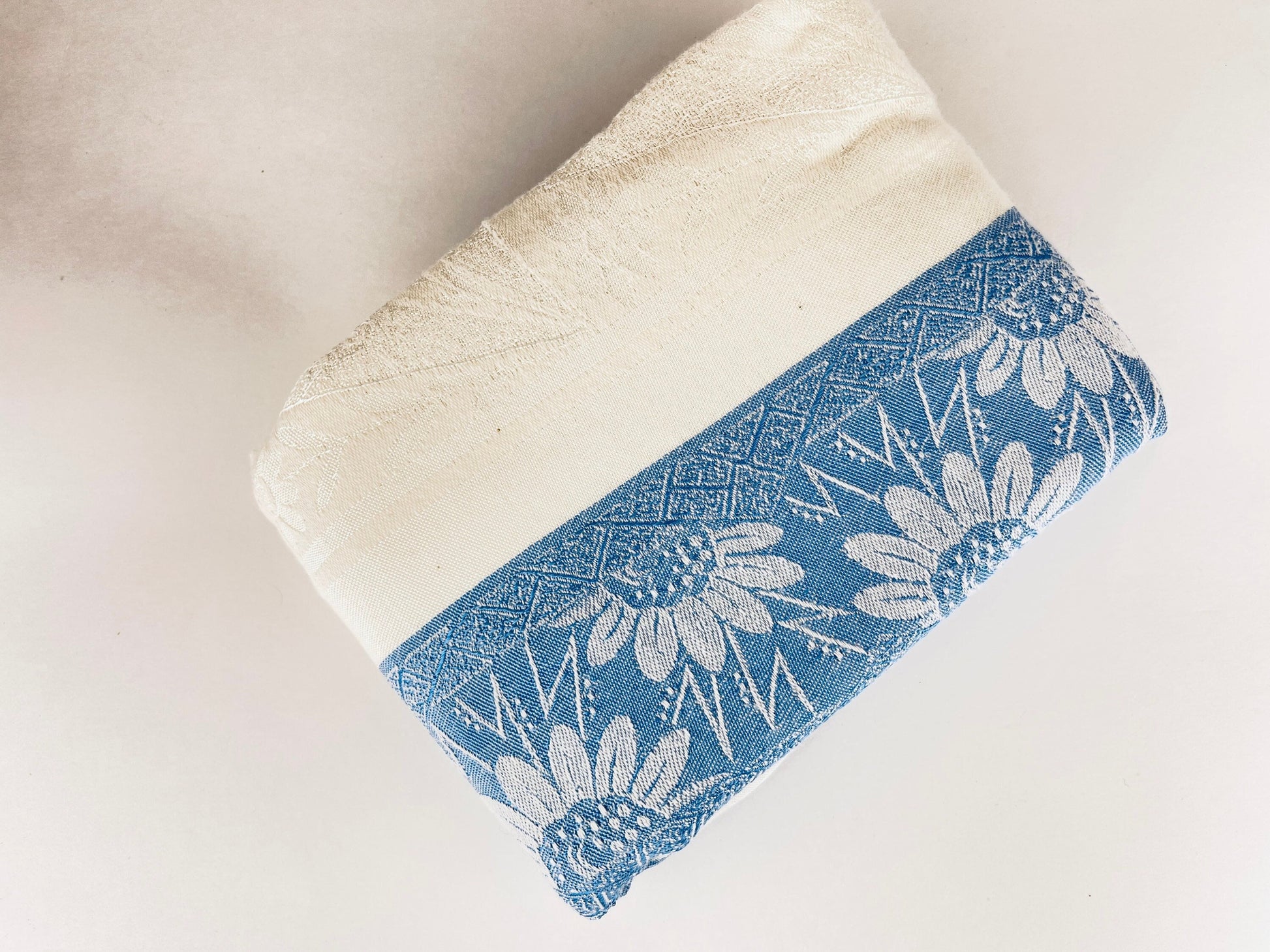 Product image for 'vintage blue daisy white floral square tablecloth' (view c2b9b0)