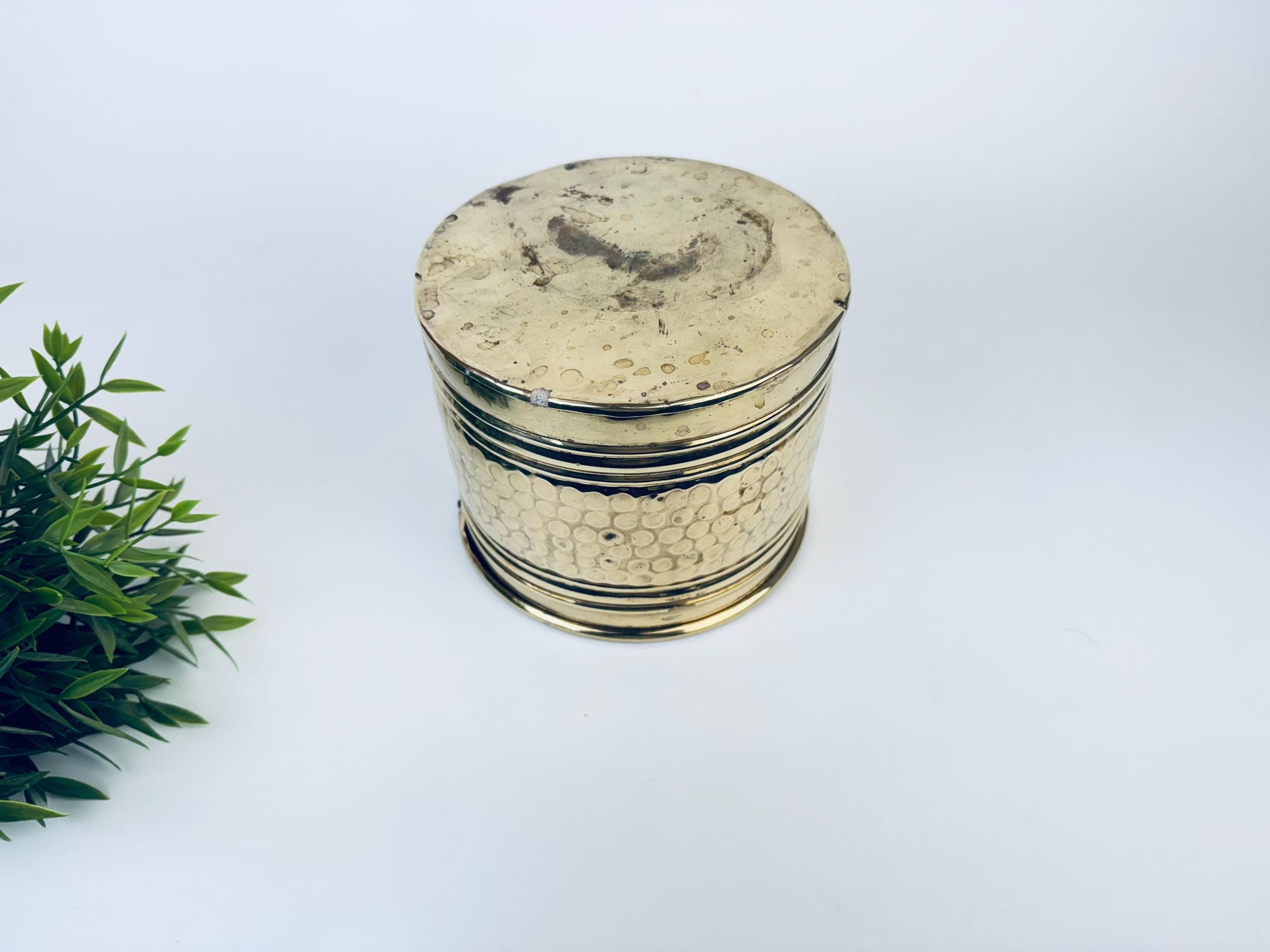 Product image for 'vintage 6 hammered brass indoor planter pot' (view 716dc9)