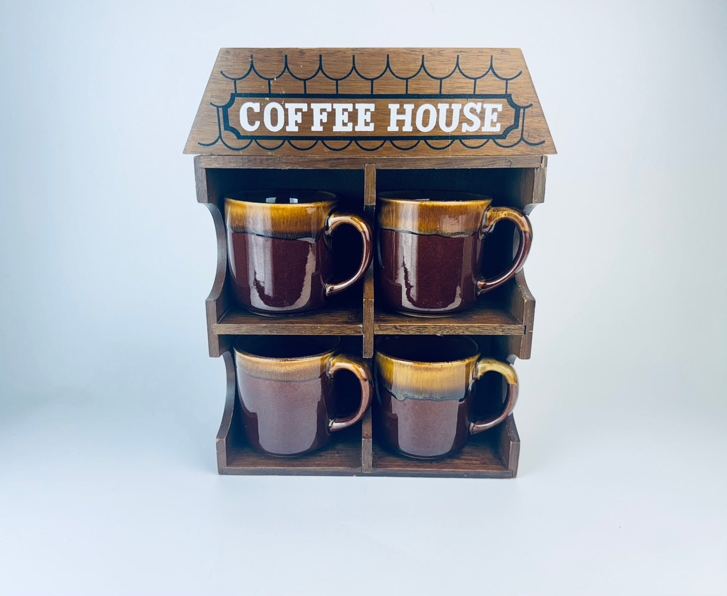 Product image for 'vintage coffee house wooden mug organiser ceramic drip glaze mugs set of four 4 maison du cafe en francis' (view a4258b)
