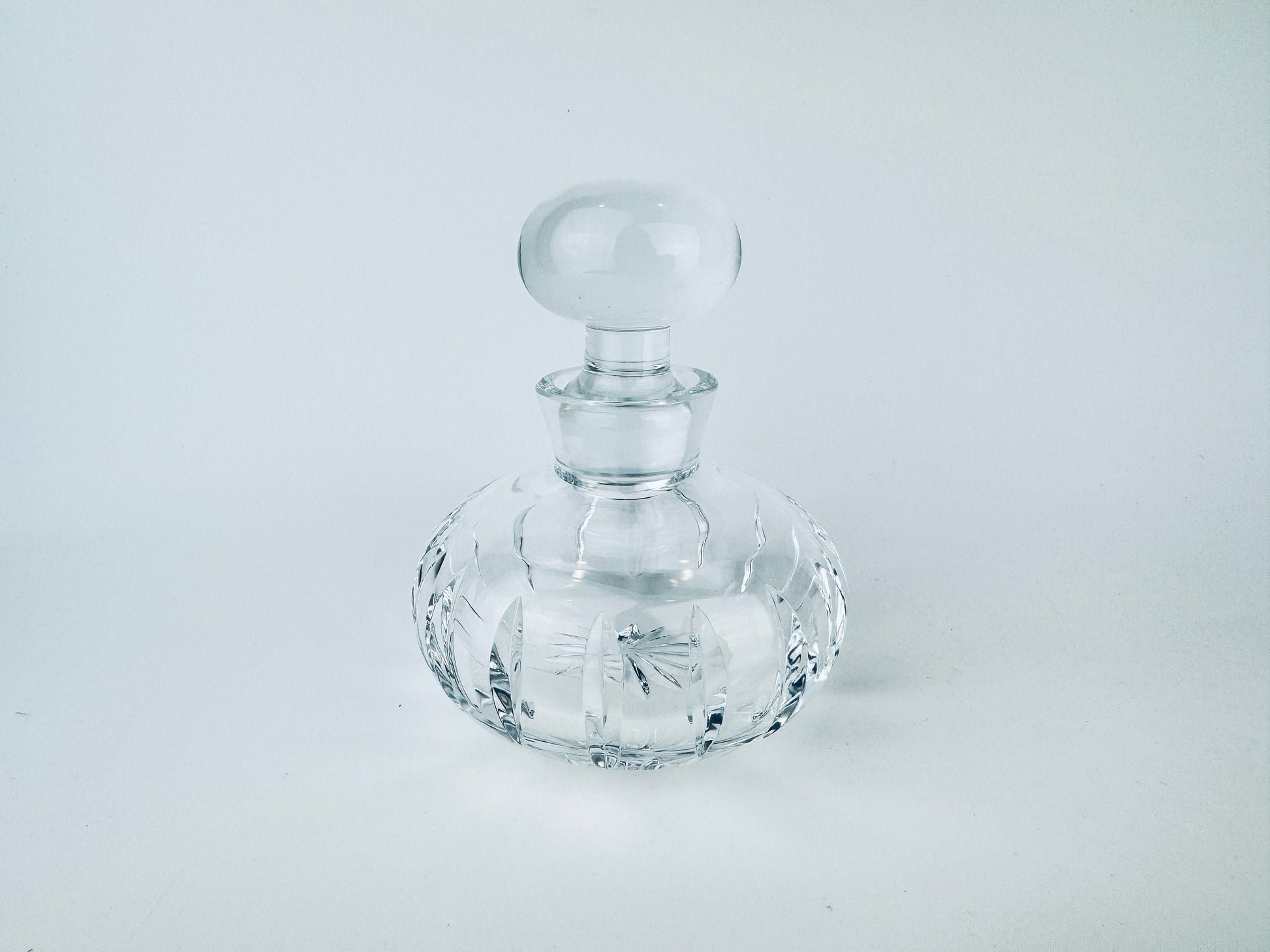 Product image for 'vintage atlantis lead crystal sonnet pattern perfume decanter made in portugal' (view 8df9b2)