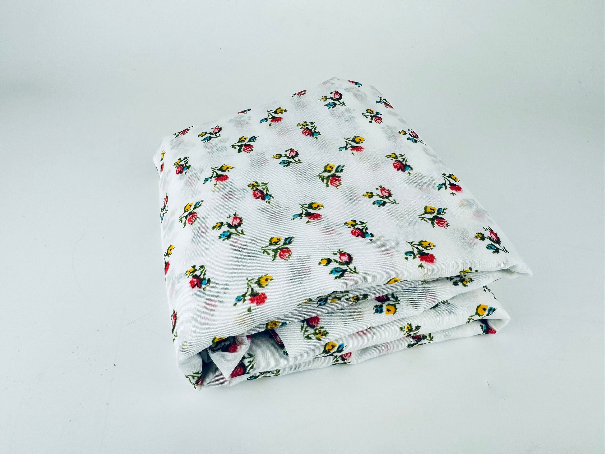 Product image for 'vintage floral bouquet print semi sheer polyester fabric material 45 x 106' (view bfcb22)