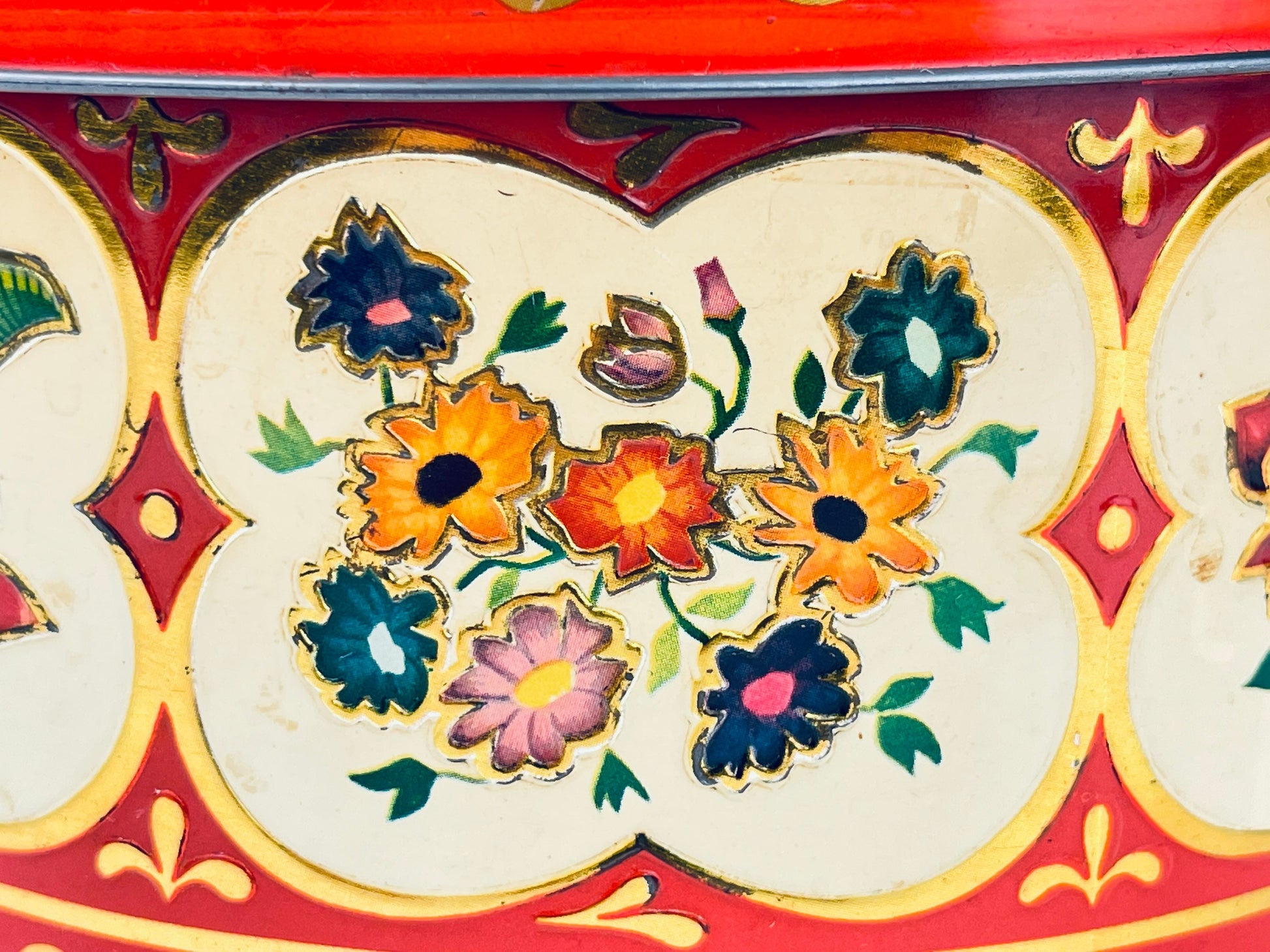 Product image for 'vintage gray dunn round tin red gold floral pattern product of scotland' (view 8f62a8)