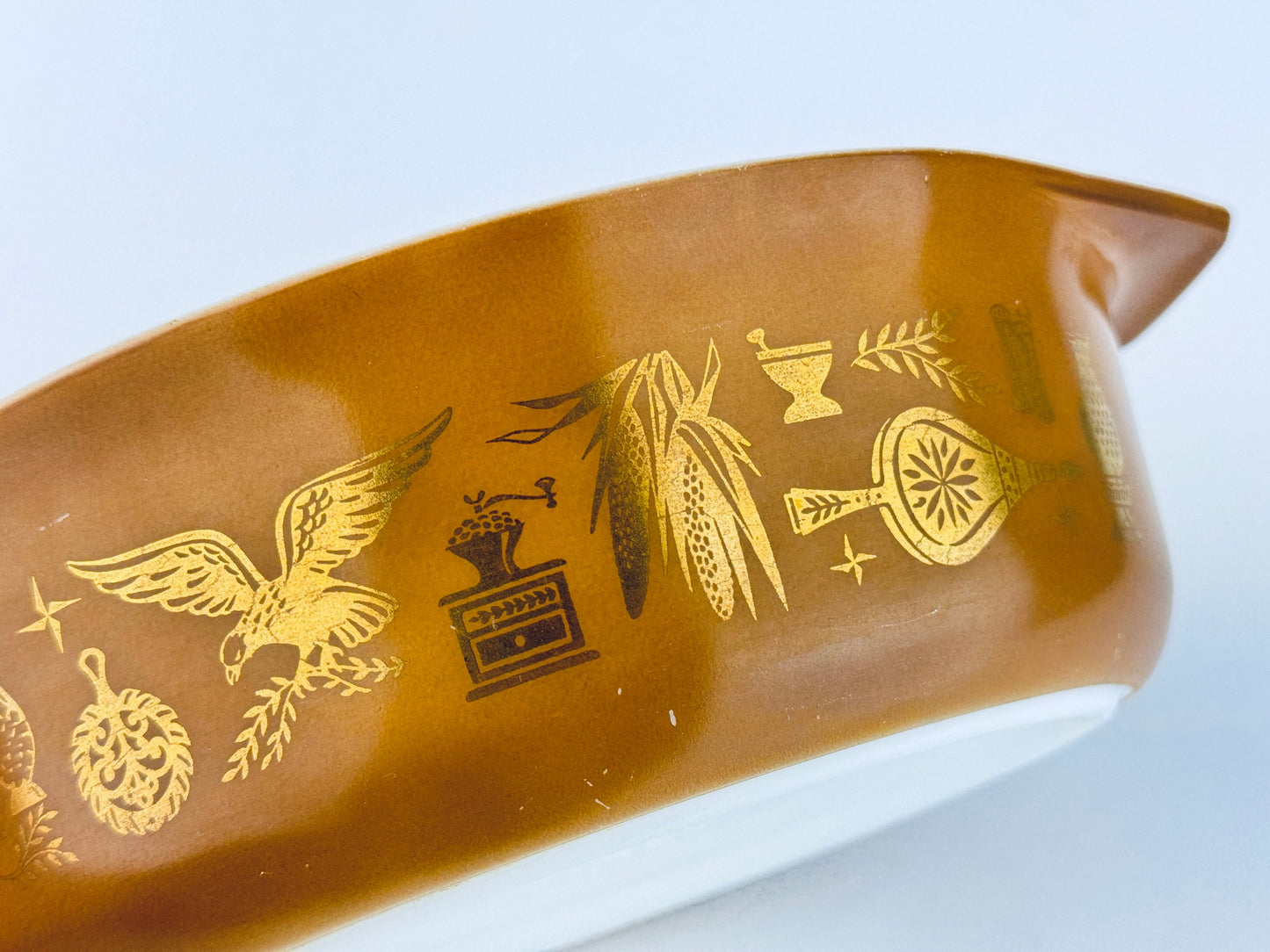 Product image for 'vintage early american pyrex white milk glass casserole dish 043 1 1 2 qt 1 42 litre early canadian' (view ec60ec)