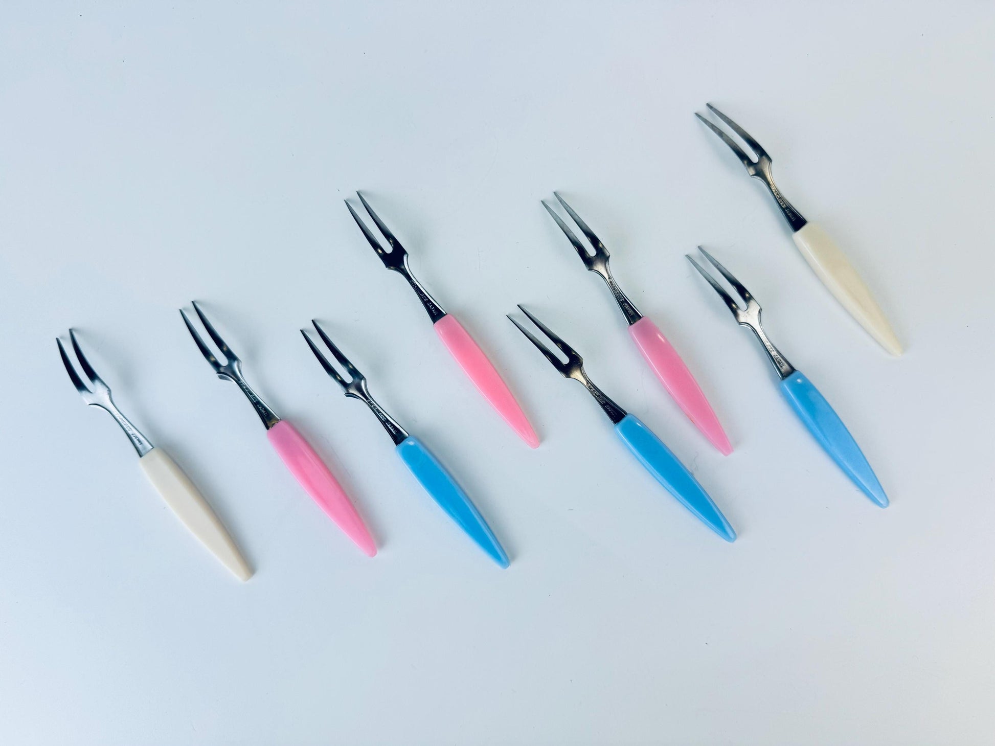 Product image for 'vintage mcm pink blue beige plastic stainless steel metal appetiser cocktail utensil picks set of six 6 made in japan' (view 74328f)