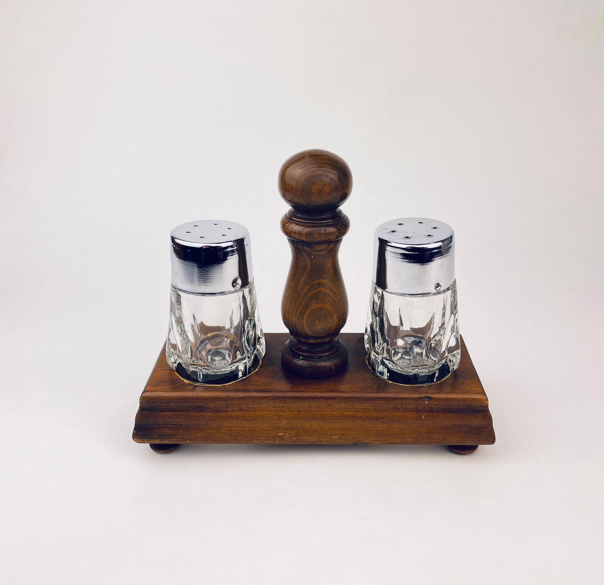 Product image for 'vintage wood salt pepper shakers caddy' (view a59188)