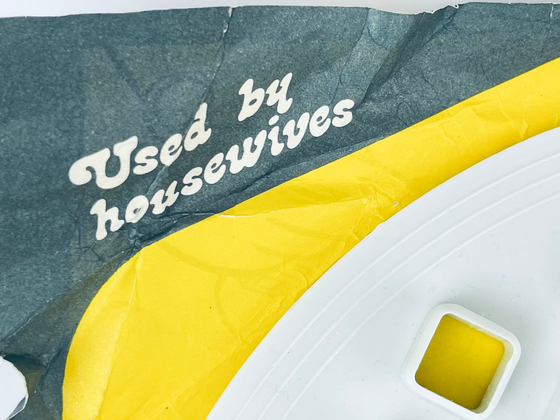 Product image for 'vintage plastic lattice pie top cutter saves the juice made in hong kong' (view 539b41)