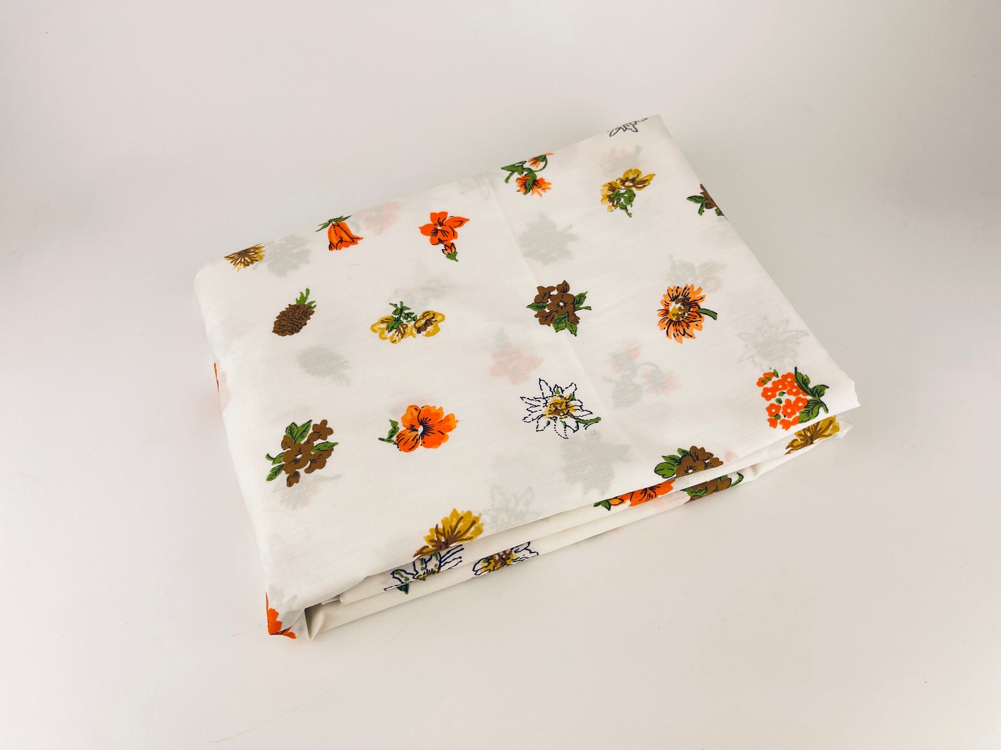 Product image for 'vintage white orange brown floral polyester fabric material 45 x 126' (view 98a0b3)