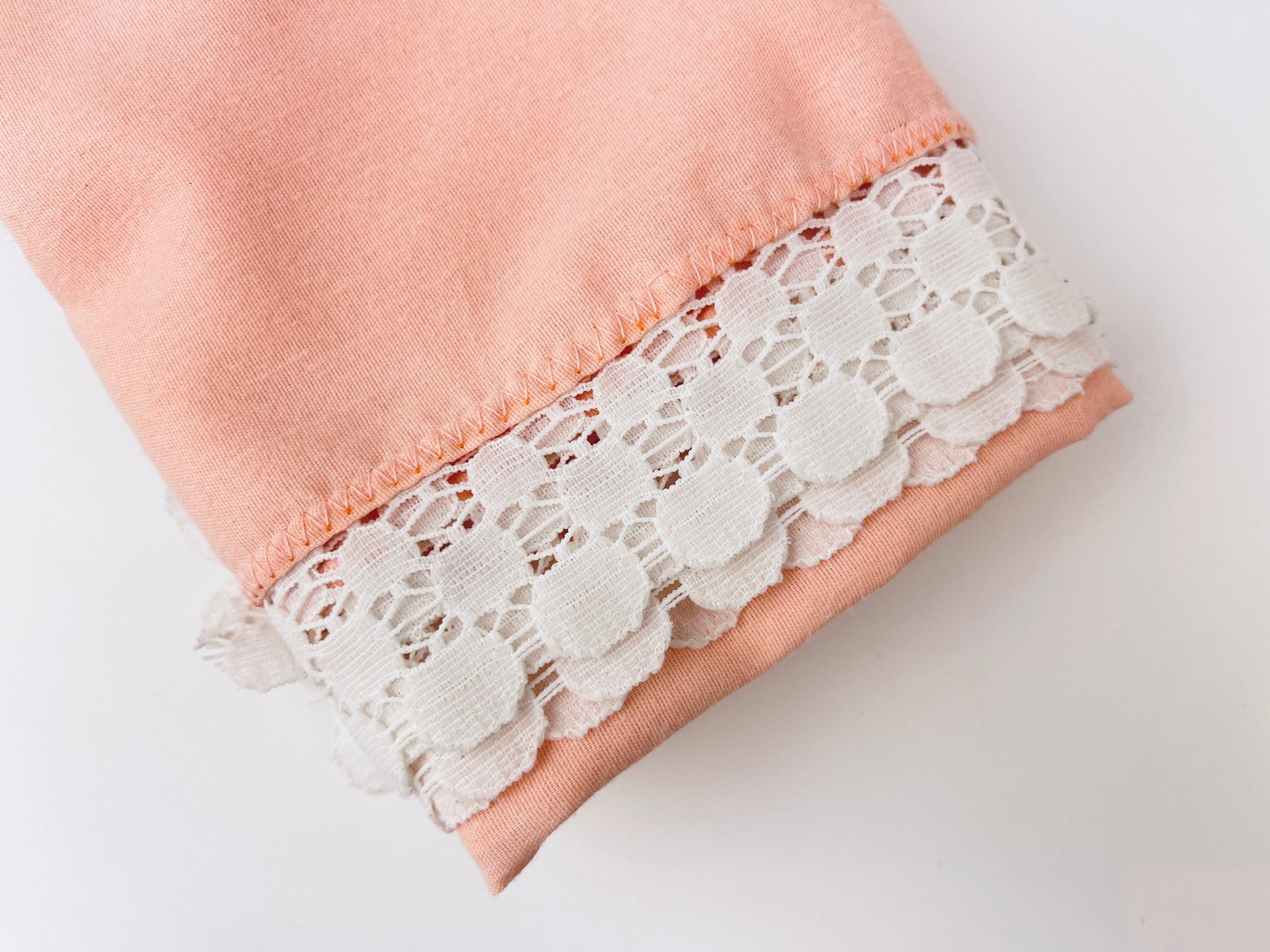 Product image for 'vintage pink white lace edge square tablecloth' (view 12836e)