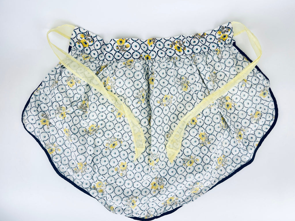 Product image for 'vintage semi sheer yellow floral geometric circle eyelet pocket waist apron scalloped front' (view 86730d)