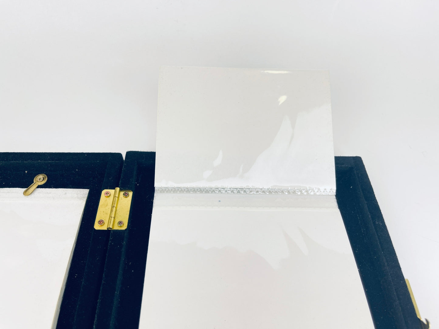 Product image for 'vintage brass tabletop picture album frame made in korea' (view 62ca87)
