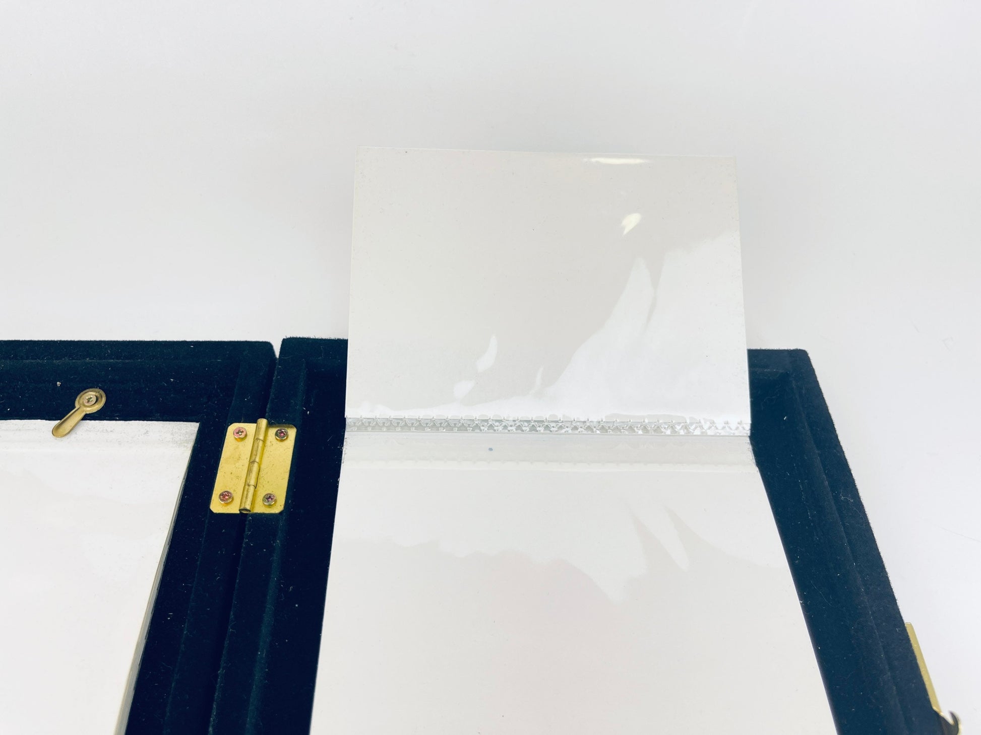 Product image for 'vintage brass tabletop picture album frame made in korea' (view 62ca87)