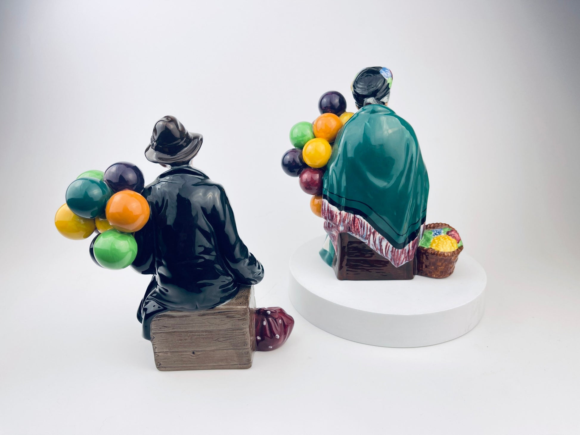 Product image for 'vintage royal doulton old balloon seller old balloon man figurines made in england sold separately' (view 1f843f)