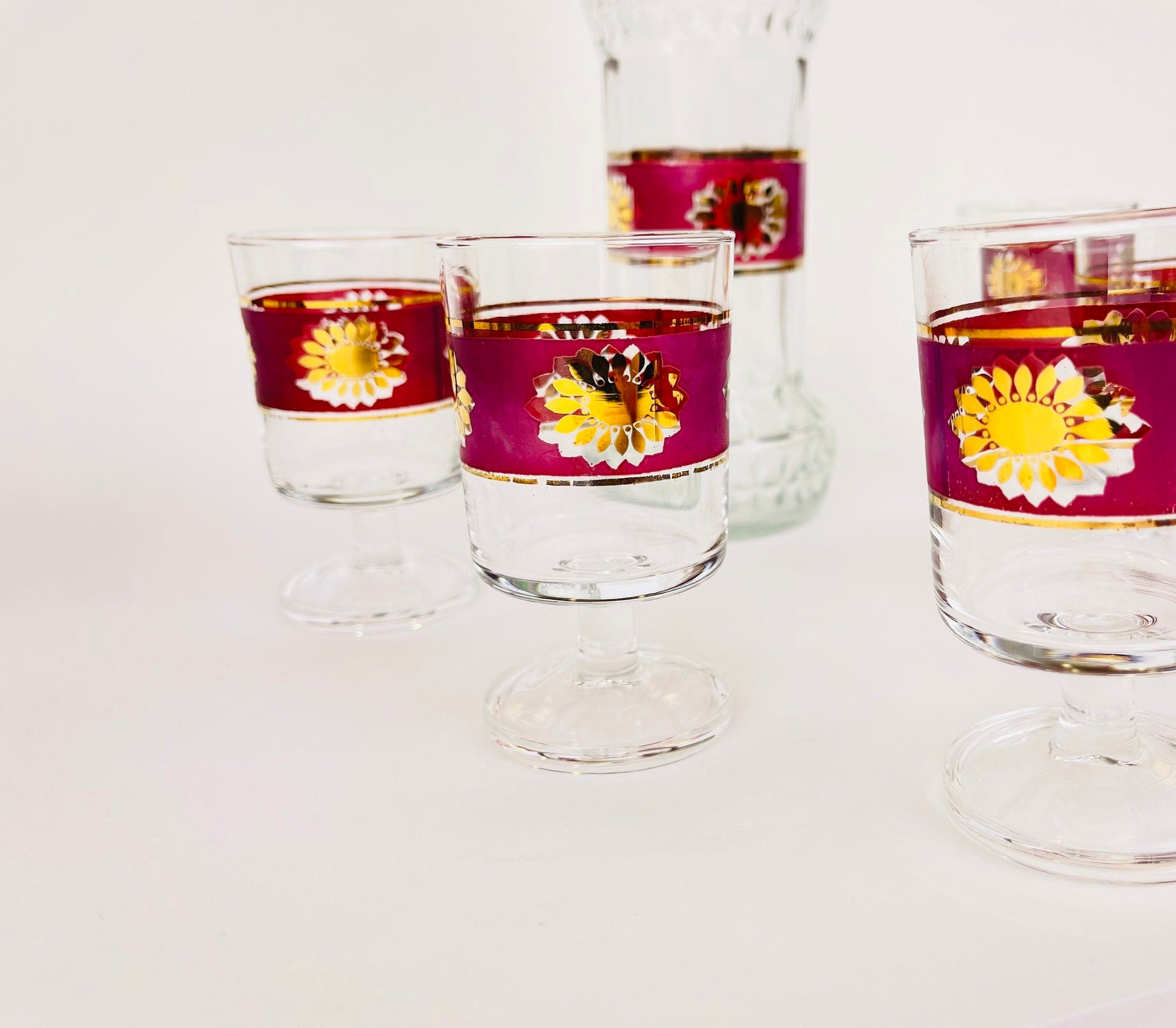 Product image for 'vintage luminarc aperitif decanter set 5 purple sunburst glasses decanter french barware' (view adb08e)